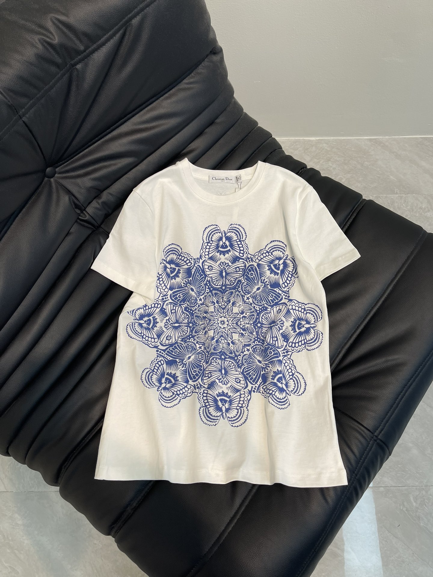 NO:318723,Dio*25 spring and summer new round neck iron diamond printed short-sleeved T-shirt custom YB native cotton material breathable and comfortable, full texture. Regular T-shirt cutting highlights the brand style. Made of gram-weight pure cotton, slightly elastic, and gives a slimming visual effect. The front is surrounded by butterflies and is elegant like cloisonné. It has a natural atmosphere. The brand's own fashion sense is instantly revealed. The iron diamond is integrated to create an age-reducing style. The inner wear is brilliant and fashionable. SML,,dior,T-shirt,tees,t-shirt,alexander wang19860909Dio*25春夏新款圆领烫钻印花短袖T恤 定制YB原生全棉材质 透气舒适 质感十足 常规T恤裁剪 凸显品牌格调 采用克重纯棉制成 略带有弹力 呈现显瘦视觉效果 正面以蝴蝶环绕成花朵图案 亮眼宝蓝色宛如景泰蓝般优雅 富有自然气息 品牌自带的时尚感立现 烫钻融入 随心打造减龄风格 单穿内搭都出彩时髦 SML,,dior,T-shirt,tees，t-shirt,alexander wang,Women's clothing