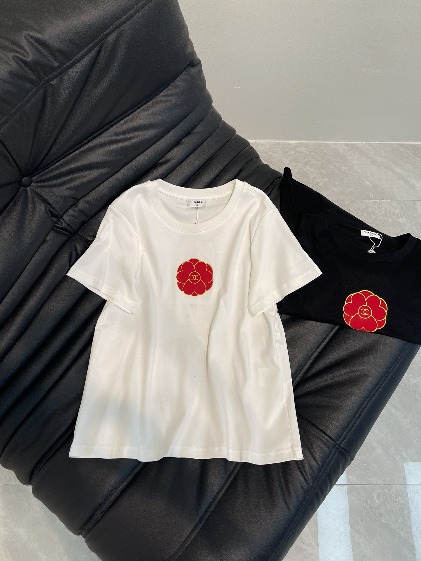 NO:318701,Chane*25 Spring and Summer New Limited Series Short-sleeved T-shirts with imported mercerized cotton fabrics with excellent texture!  Exquisite regular version with huge slim upper body!  Custom printed red camellia logo low-key and luxurious!  A must-have item for fashionable things unlocks all outfits!  Determine the quality of my home!  Classic items are fashionable and high-end, and the classic style is versatile and not picky!  SML, chanel, T-shirt,tees, t-shirt,alexander wang19860909Chane*25春夏新品限定系列短袖T恤 进口丝光棉面料质感超赞！ 精致常规版型上身巨显瘦！ 定制印花红色山茶花logo 低调奢华！ 时髦精必备单品解锁所有穿搭！ 认准我家品质！经典单品时髦又高级 经典版型百搭不挑人！ SML,,chanel,T-shirt,tees，t-shirt,alexander wang,Women's clothing