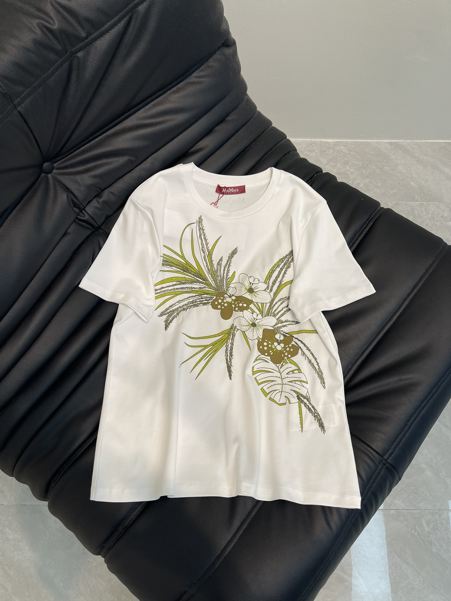 NO:318729,Maxmar*25 spring and summer new plant-printed iron diamond short-sleeved T-shirt custom YB native cotton material breathable and comfortable, full texture. Regular T-shirt cutting highlights the brand style. Made of gram-weight pure cotton, full of drape and gives a slim visual effect. The chest uses active printing technology to restore the color. The key colors depict flowers and branches. The white and green contrast color creates a three-dimensional feeling. The tropical vacation style is more tropical. The iron diamonds are integrated to make the fashionable and high-end feel immediately. Create a personal style. Fashionable and relaxed. The inner wear is brilliant and fashionable. SML, T-shirt,tees, t-shirt,alexander wang19860909Maxmar*25春夏新款植物印花烫钻短袖T恤 定制YB原生全棉材质 透气舒适 质感十足 常规T恤裁剪 凸显品牌格调 采用克重纯棉制成 垂坠感十足 呈现显瘦视觉效果 胸前利用活性印花工艺还原色彩 重点色描绘花朵枝叶 白绿对比色打造立体感 更显热带度假风情 烫钻融入 让时尚高级感立刻显现 打造个性风格 时髦松弛 单穿内搭都出彩时髦 SML,,T-shirt,tees，t-shirt,alexander wang,Women's clothing