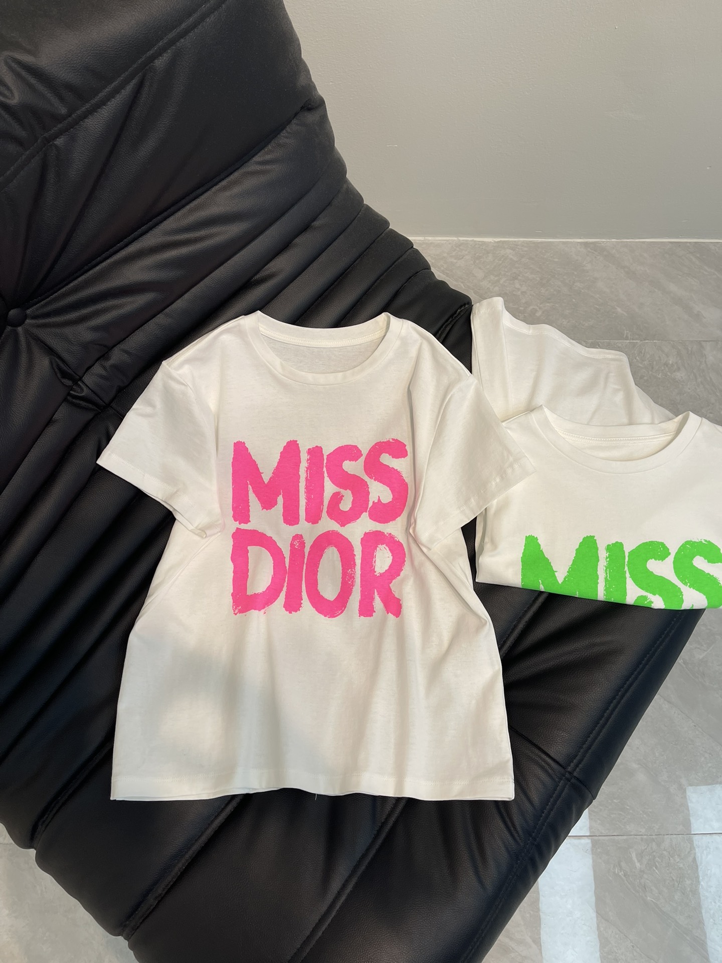 NO:318698,Dio*25 spring and summer new product letter logo printed short-sleeved T-shirt with sketch hand-painted letter printing pattern on chest retro fashionable classic casual regular style huge slimness Cotton fabric texture is super comfortable, easy to wear and look durable and versatile, essential for summer travel and leisure trip Three colors closed eyes SML,,dior,T-shirt,tees,t-shirt,alexander wang19860909Dio*25春夏新品字母标识印花短袖T恤 胸前素描手绘字母印花图案 复古时髦 经典休闲的常规版型巨显瘦 进棉质面料质感超舒适 好穿耐看又百搭 夏日出行休闲必备款 三色闭眼入 SML,,dior,T-shirt,tees，t-shirt,alexander wang,Women's clothing