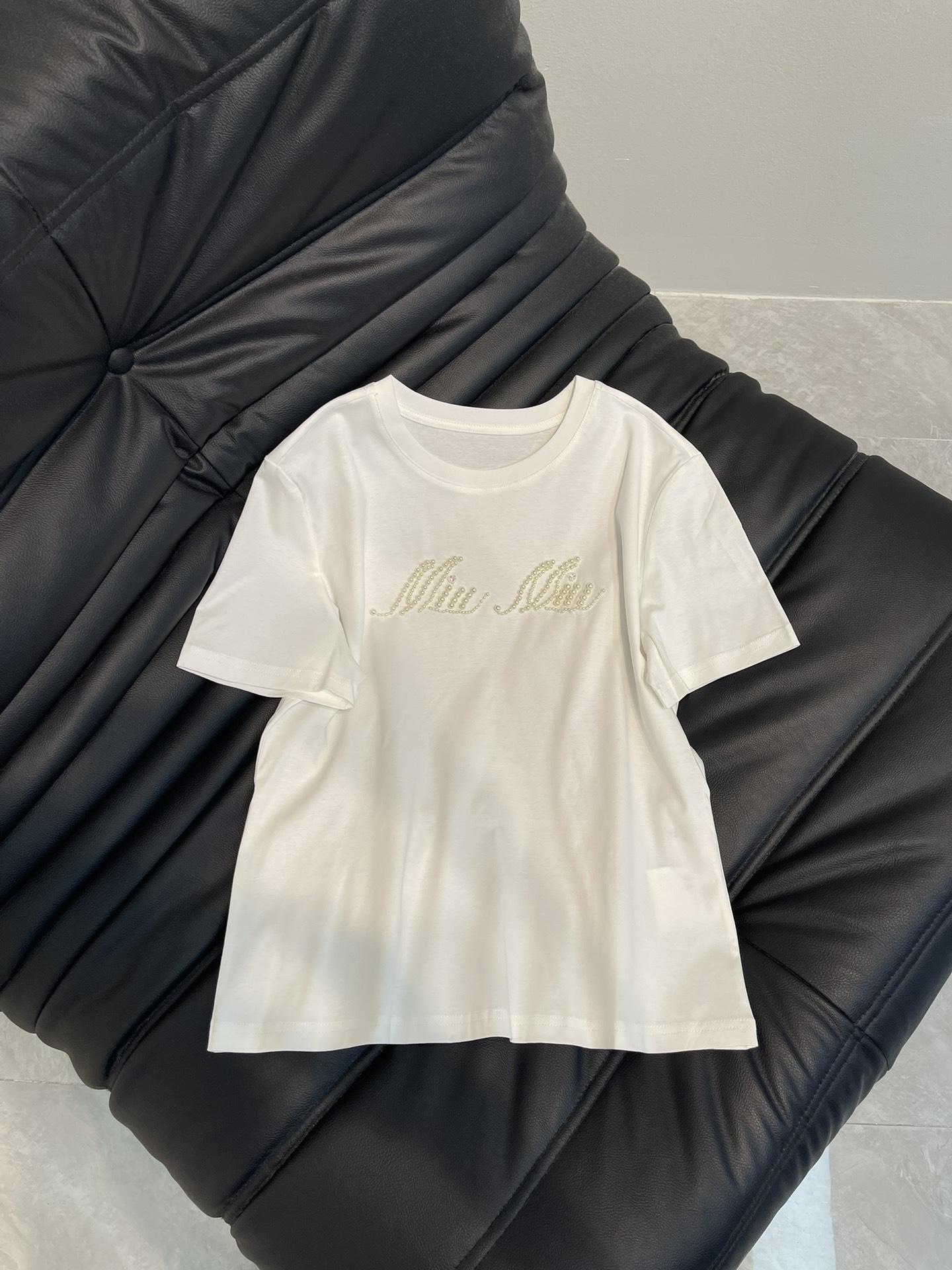 NO:318695,Miumi*25 spring and summer new heavy industry beaded letter short-sleeved T-shirt. Simple and versatile style, basic man-made must-have, not too large. Most of the figures can hide the flesh and make you look slim, and the heavy industry pearl letters are embellished. The exquisite details reveal luxury, showing the charm of classic and fashionable. SML, miumiu, T-shirt, tees, t-shirt, alexander wang19860909Miumi*25春夏新款重工钉珠字母短袖T恤.简约百搭款,基础人手必备,不会太大件.大部份的身材都能藏肉显瘦,重工珍珠字母点缀.工艺精湛细节中流露奢华,尽显经典时尚的魅力.SML,,miumiu,T-shirt,tees，t-shirt,alexander wang,Women's clothing