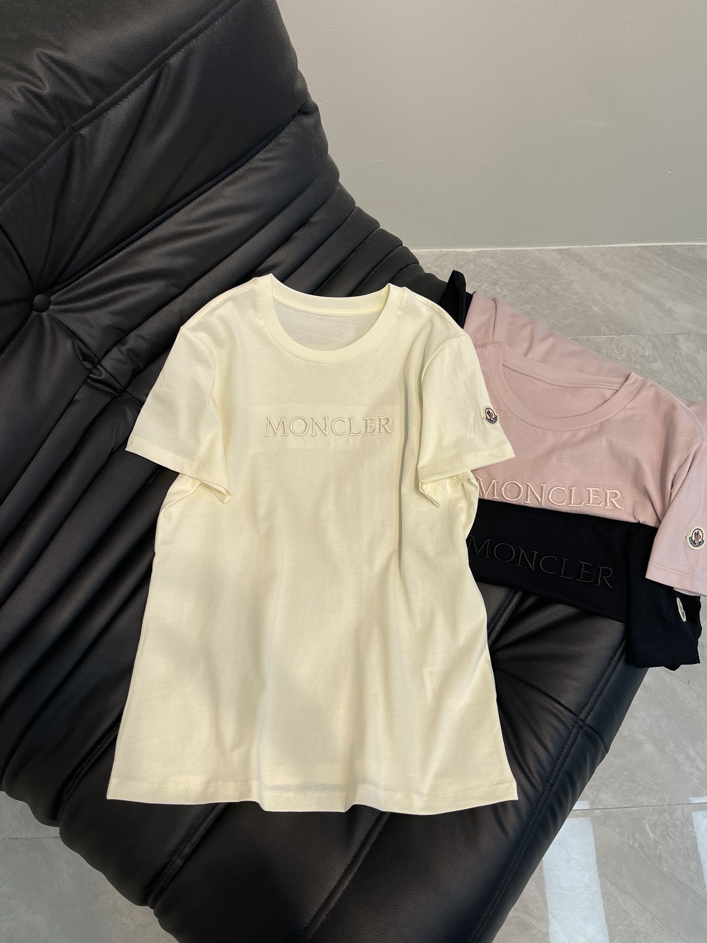 NO:318692,Moncle* 25 Spring and Summer New Super Exquisite Embroidered Letter Logo Short-sleeved T-shirt. Temperamental girlish style is age-reducing and fashionable!  Positioning letter contrast embroidery logo is low-key and luxurious, and the classic style is versatile and not picky!  The quality of workmanship depends on the details!  SML, Moncler, T-shirt,tees, t-shirt,alexander wang19860909Moncle*蒙口25春夏新款超级精致的刺绣字母logo短袖T恤.气质少女风减龄又时髦！定位字母撞色刺绣logo低调奢华,经典版型百搭不挑人！做工品质看细节！SML,,Moncler,T-shirt,tees，t-shirt,alexander wang,Women's clothing