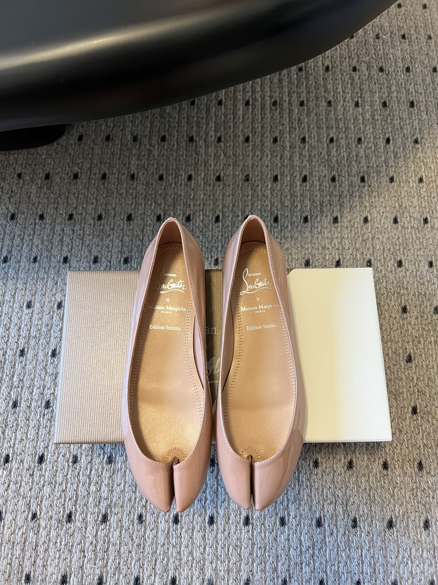 NO:232158,CL x Maison margiel* 25SS split-toe flat shoes Maison Margiela and Christian Louboutin launch their first joint shoe series. The new collaboration is centered on two intertwined design concepts, showing fashion designer John Galliano and shoe master Christian Louboutin’s unique creative language shoe styles cleverly integrate the design genes of the two major brands, presenting unique styles and commonalities. Maison Margiela’s iconic Tabi  The three shoes are decorated with the designer's classic red sole, and the classic toe design is reinterpreted with its exquisite craftsmanship and spliced ​​by two independent materials, rather than the traditional toe cutting process, giving the shoe an elegant heart-shaped outline, just like the female clavicle lines. This design cleverly echoes the 