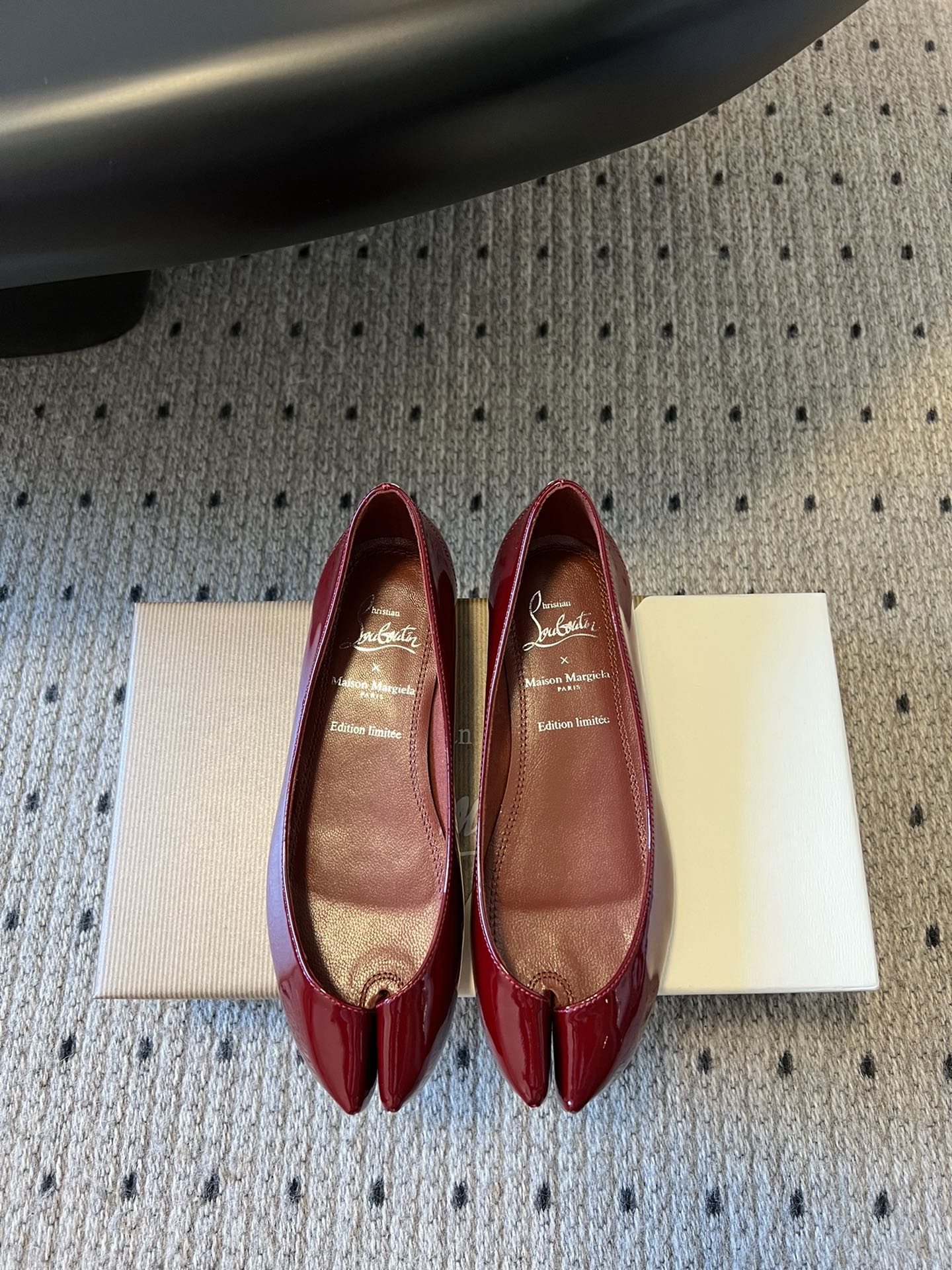 NO:227451,Top quality CL x Maison margiel* 25SS split-toe flat shoes Maison Margiela and Christian Louboutin launch their first joint shoe series. The new collaboration is centered on two intertwined design concepts, showing fashion designer John Galliano and shoe master Christian Louboutin’s unique creative language. Shoes, cleverly blend the design genes of the two major brands, presenting unique styles and commonalities. Maison Margiela’s iconic Tabi  The three shoes are decorated with the designer's classic red sole, and the classic toe design is reinterpreted with its exquisite craftsmanship and spliced ​​by two independent materials, rather than the traditional toe cutting process, giving the shoe an elegant heart-shaped outline, just like the female clavicle lines. This design cleverly echoes the 