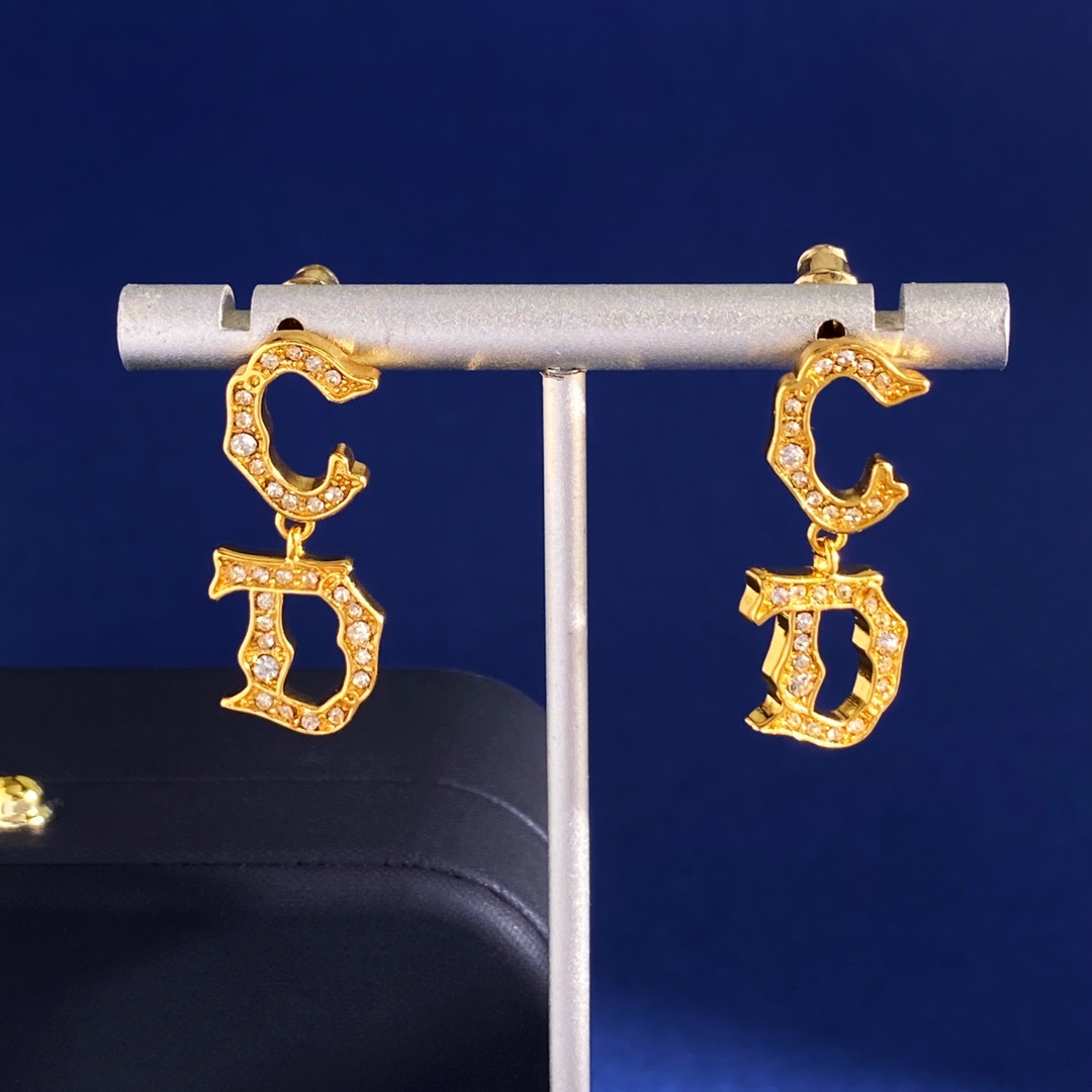 DA80 迪奥DIOR时尚高级感轻奢满钻不规则CD字母长款耳钉 黄铜材料 金色 耳钉约2.92cm*1.