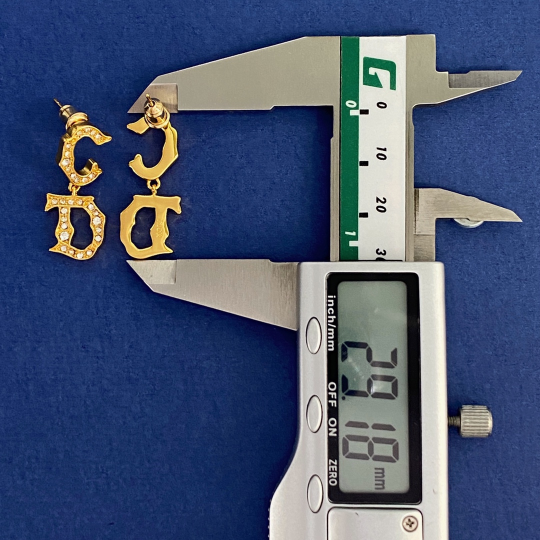 DA80 迪奥DIOR时尚高级感轻奢满钻不规则CD字母长款耳钉 黄铜材料 金色 耳钉约2.92cm*1.