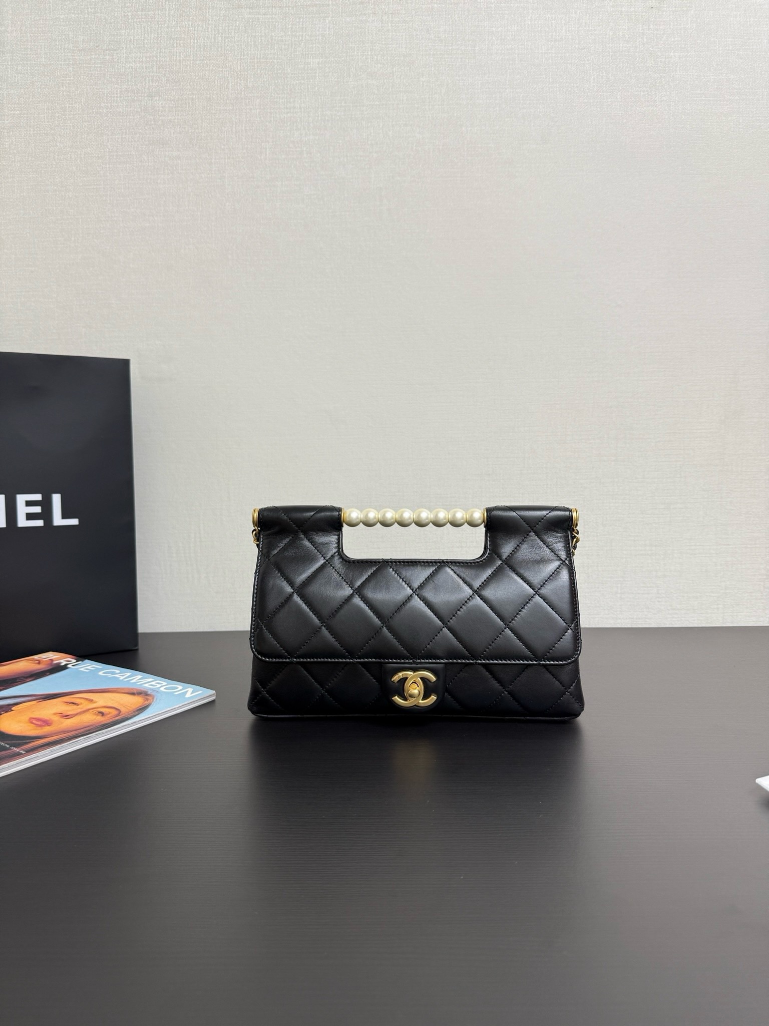 NO:187010,Shipping OHANEL 25p Spring and Summer New Black Gold Pearl Handle Series!  New pearl handle chain bag Chanel new classic pearl bag!  The mouth cover is covered with the mouth cover, the handle is equipped with a large handle, the handle is equipped with a gold-colored high-faced lamb room, the humane pearl and gold metal particles embossed calf and gold are all!  Size 17.5 x25x7cm, CHANEL, chanel, chanel, sheepskin19860909出货啦OHANEL 25p 春夏新款黑金珍珠手柄系列！新款珍珠手柄链条包香奈儿新款经典珍珠包 ！口盖包口盖包、配以手柄配以手柄大号手提英添小羊皮,入逃移睐与金色念属高面小羊房,人道珍珠与金色金属颗粒压花小牛提与金色全属！尺寸17.5 x25x7cm,CHANEL,chanel,chanel,sheepskin,Bag