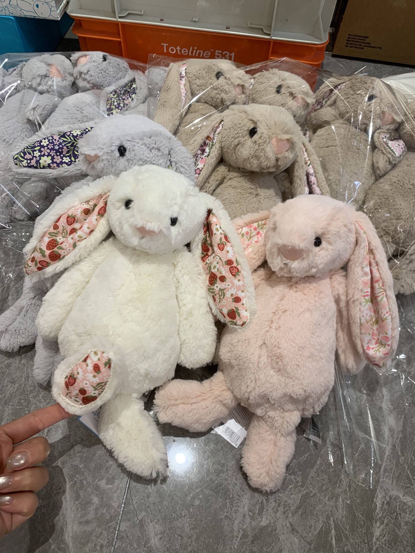NO:809453,Finally, we’ve waited for these four floral rabbits that we’ve been longing for!  Super cute~, trendy department store Jellycat doll19860909终于等到这四只心心念念的碎花兔！超好看好rua～,潮品百货Jellycat公仔,accessory