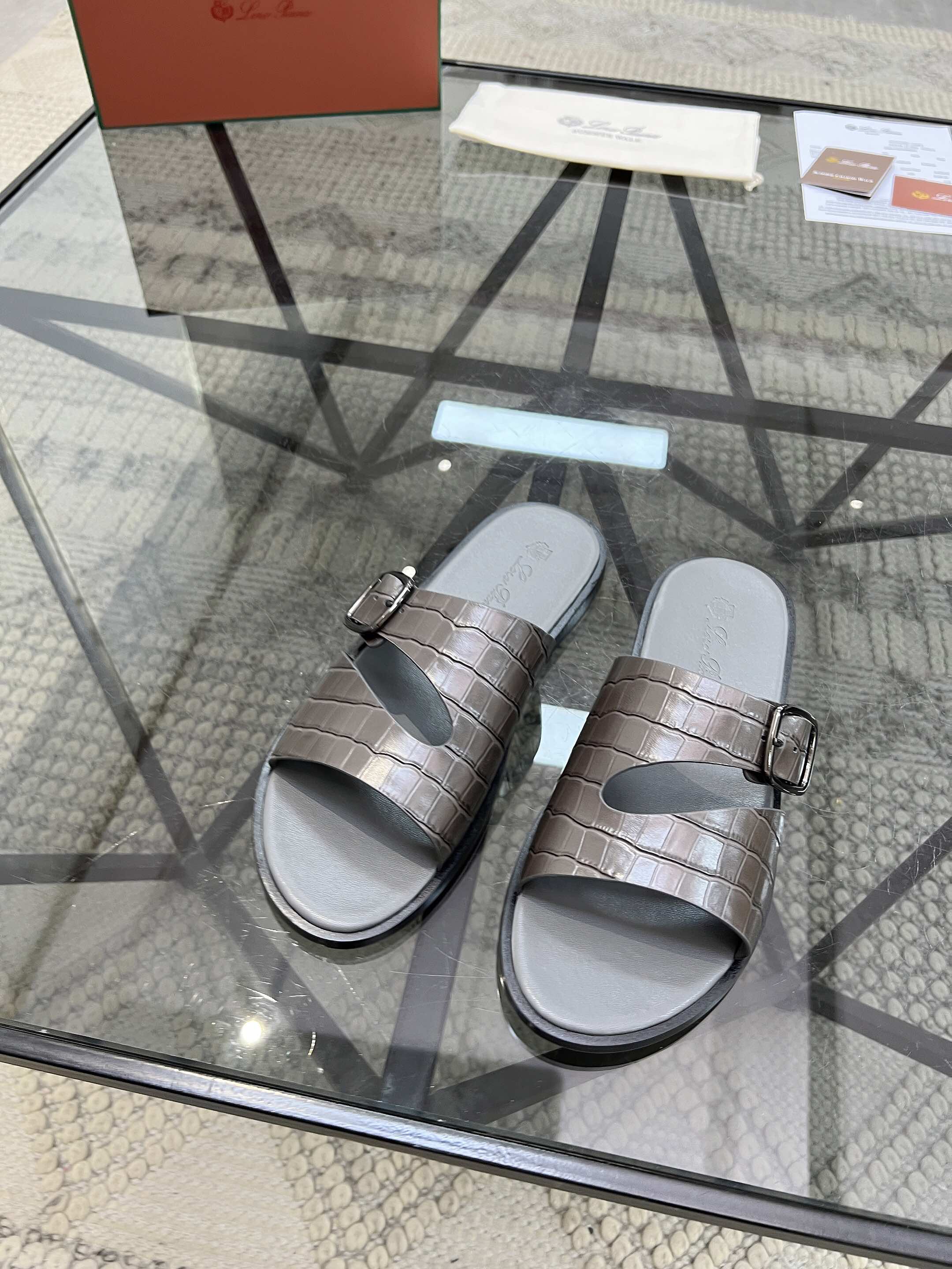 NO:222260,Brand Loro Piana color original color matching code number 39-44 customized 384546 price Material Nouo Pianya summer hot product shipped!  LP men's casual sandals The upper of this sandal is made of Italian calfskin, which presents a unique three-dimensional effect. The mid-layer foot is the original 1:1 replica private model. It has three-dimensional and skin-friendly feel. It is extremely comfortable to wear., LP-slippers-sandals, loro piana, loro piana, sandals, slippers, cowhide19860909品牌Loro Piana 颜色原版配色 码数39-44定做384546 价格 材质诺悠翩雅夏季爆款出货！LP男士休闲凉拖鞋 此款凉鞋 鞋面采用意大利小牛皮,呈现出别致的立体效果,中层脚掌为原版1:1复刻私模 立体感和亲肤感十足 上脚极度舒适.,LP-拖鞋-凉鞋,loro piana,loro piana,sandals,slippers,cowhide,Men's shoes