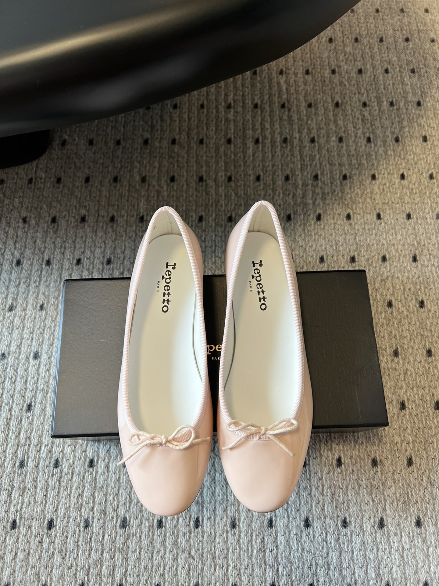 NO:388722,Top version repetto 25s spring and summer new style, round patent leather bow, Mary Jane single shoes. A niche brand that focuses on making beautiful shoes is here!  Pure and delicate leather reflects a stream of light!  The bow is decorated with fine nodes, outlining elegant and beautiful, ultimate elegance and ultimate beauty!  Sheepskin inner foot pads!  Soft fit, short heels are more suitable for daily wear!  Material patent leather Neli Sheepli Outsole Imported Italian genuine leather sole Shoe size 35-39/40 Customized and not replaced, single shoes, mary jane, sheepskin, Leather soles19860909顶级版本 repetto 25s春夏新款 圆头漆皮蝴蝶结玛丽珍单鞋 专注做美鞋的小众品牌来喽！纯粹细腻的皮料,折射出流光溢彩的光芒！蝴蝶结细节点缀,勾勒出优雅得体的大方美丽,极致的优雅,极致的美丽！羊皮内里垫脚！柔软贴合,矮跟更适合日常穿搭！ 材质漆皮 内里羊里 大底意大利进口真皮大底 鞋码35-39/40定制不替换,单鞋,mary jane,sheepskin,Leather soles,Women's Shoes