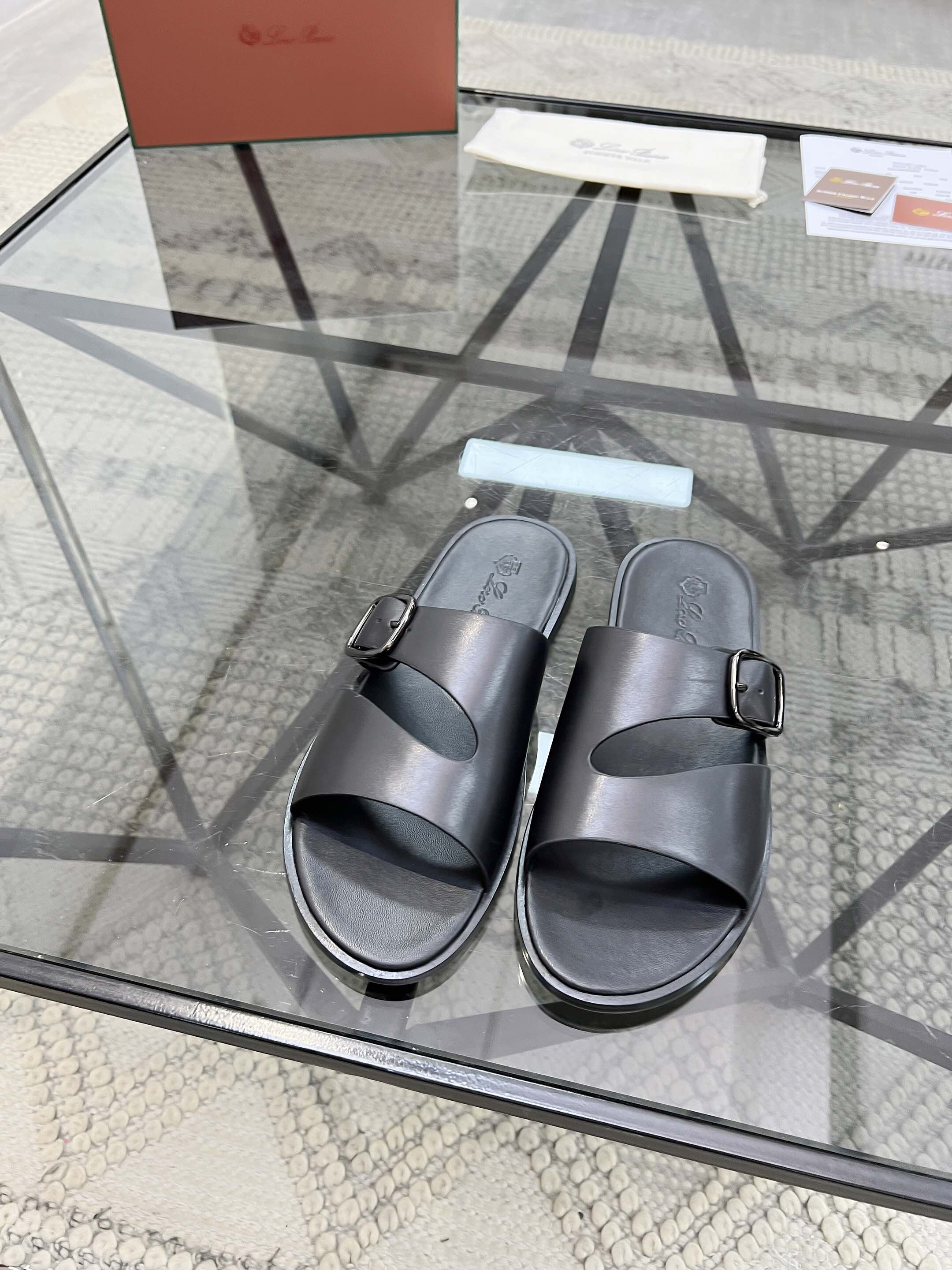 NO:221893,Brand Loro Piana color original color matching code number 39-44 customized 384546 price Material Nouo Pianya summer hot product shipped!  LP men's casual sandals The upper of this sandal is made of Italian calfskin, which presents a unique three-dimensional effect. The mid-layer foot is the original 1:1 replica private model. It has three-dimensional and skin-friendly feel. It is extremely comfortable to wear., LP-slippers-sandals, loro piana, loro piana, sandals, slippers, cowhide19860909品牌Loro Piana 颜色原版配色 码数39-44定做384546 价格 材质诺悠翩雅夏季爆款出货！LP男士休闲凉拖鞋 此款凉鞋 鞋面采用意大利小牛皮,呈现出别致的立体效果,中层脚掌为原版1:1复刻私模 立体感和亲肤感十足 上脚极度舒适.,LP-拖鞋-凉鞋,loro piana,loro piana,sandals,slippers,cowhide,Men's shoes