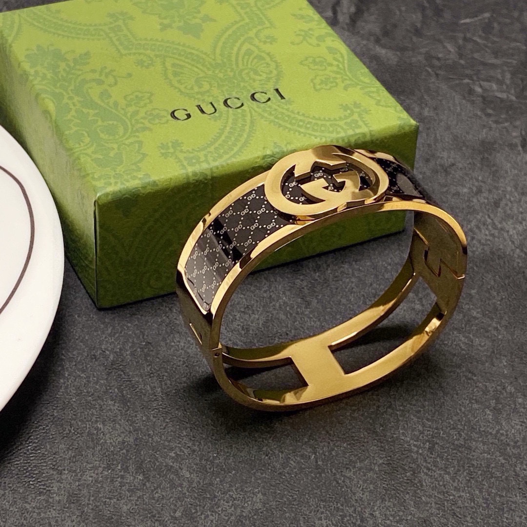 NO:108747,The new Gucci wide version double G letter bracelet super heavy industry bling bling bling, the color matching is very good and high-end, the goddess temperament is high-end, the fine steel material is not allergic to fade, one to one exquisite craft, the classic charm, the cost-effectiveness is a must-have choice, the jewelry is boutique, gucci, gucci, bracelet19860909新款古驰Gucci宽版双G字母手镯超重工bling bling,颜色搭配得非常好高级感 女神气质高端 精钢材质不过敏不褪色.一比一精美工艺,经典至极的魅物,性价比高 必备必入之选,饰品精品,gucci,gucci,bracelet,Jewelry