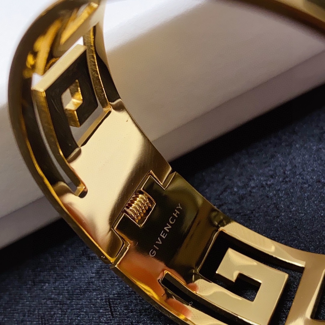 Givenchy’s New Sculpture Blanche: Obscure Beauty with Glamorous Aerobics - 图片 5