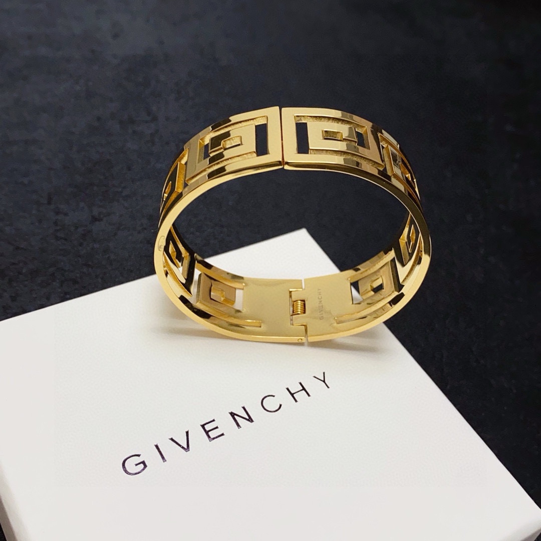 Givenchy’s New Sculpture Blanche: Obscure Beauty with Glamorous Aerobics - 图片 6