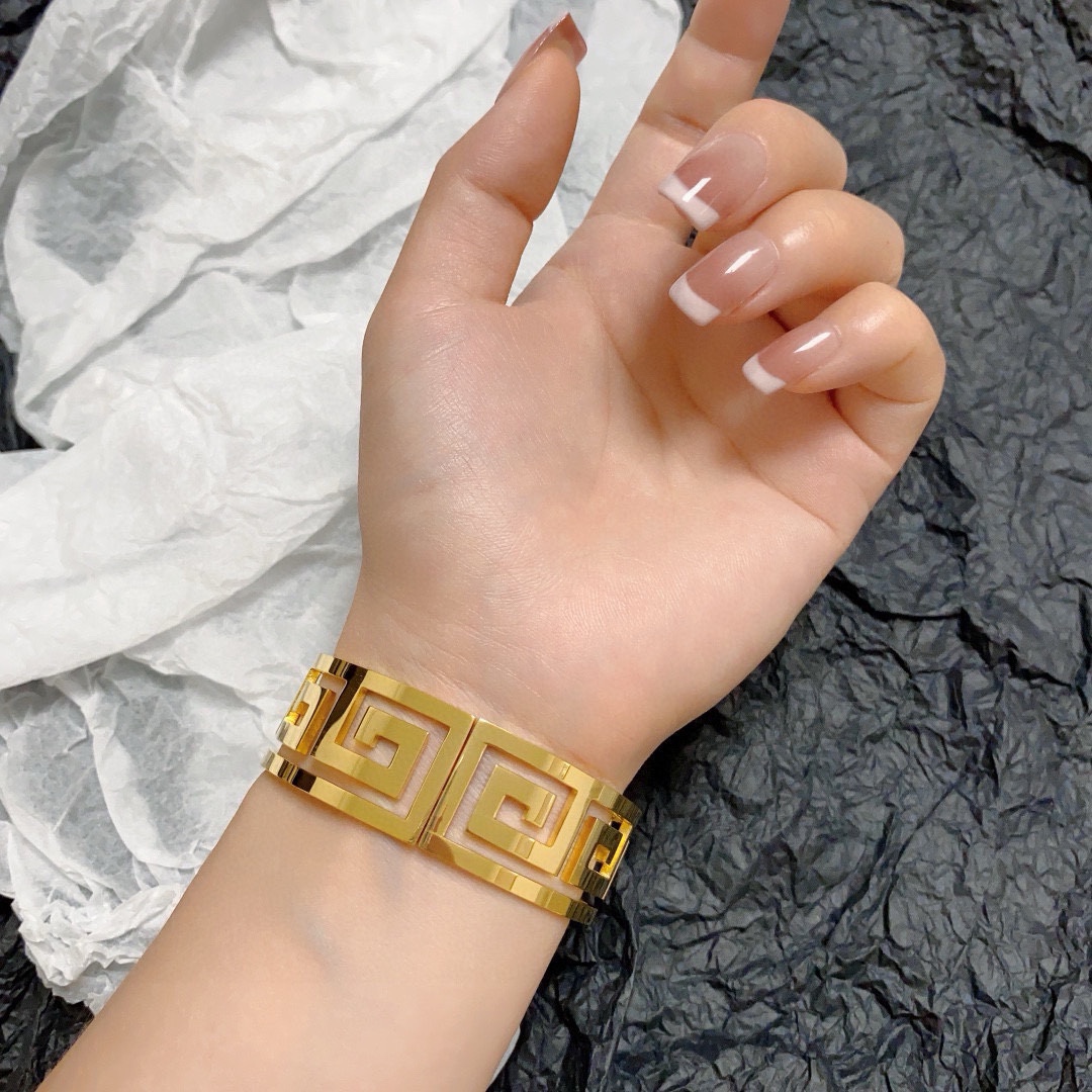 Givenchy’s New Sculpture Blanche: Obscure Beauty with Glamorous Aerobics - 图片 2