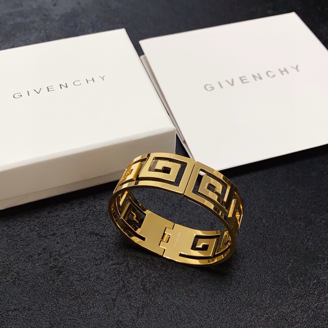 Givenchy’s New Sculpture Blanche: Obscure Beauty with Glamorous Aerobics - 图片 9