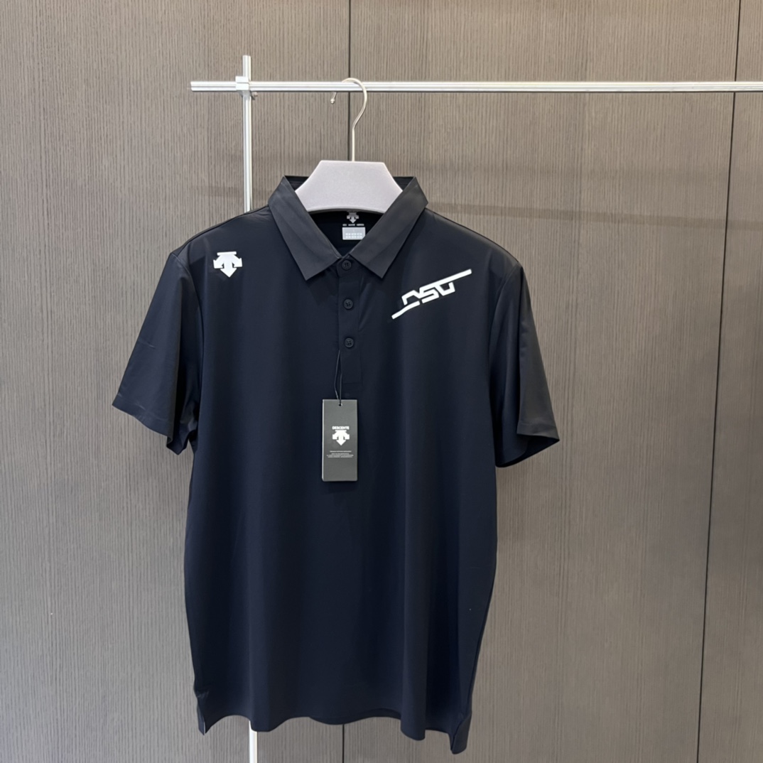 💰95(T狠冰凉🥶)
25夏·迪桑特DESCENTE 四色新款大字母logo短袖Polo衫冰丝速干专柜同款
韩国进口冰丝速干面料 超级舒适 面料采穿起来凉嗖嗖的,特别舒服。
轻柔、软弹、速干、透气、防晒、防臭 炫酷工艺,结合面料自带的网眼结构,速干轻薄材质 让衣服整体不但具有潮流元素 还具备比普通速干衣,更强大的速干功能和透气性能 对于这个面料的质感,自带的透气孔,面料垂直感非常好 面料柔韧高弹,能适应大幅度的身体活动;经过吸湿排汗处理,使面料具有优越的性能,在贴身穿着时能有效的调节皮肤表面的湿度,保持干爽。速干/透气/排汗等基础功能全部俱全,适合运动休闲、旅行、健身、跑步
三标水洗吊牌齐全没有一丝遗憾 !
颜色 :黑色/白色/藏青色/卡其
尺码:M-3XL
尺码 衣长 胸阔 肩阔 袖长 建议体重
M 67 104 43 20.5 120-135斤
L 69 108 44.5 21 135-150斤
XL 71 112 46 21.5 150-170斤
XL 73 116 47.5 22 170-190斤
3XL 74 120 49 22.5 190-210斤