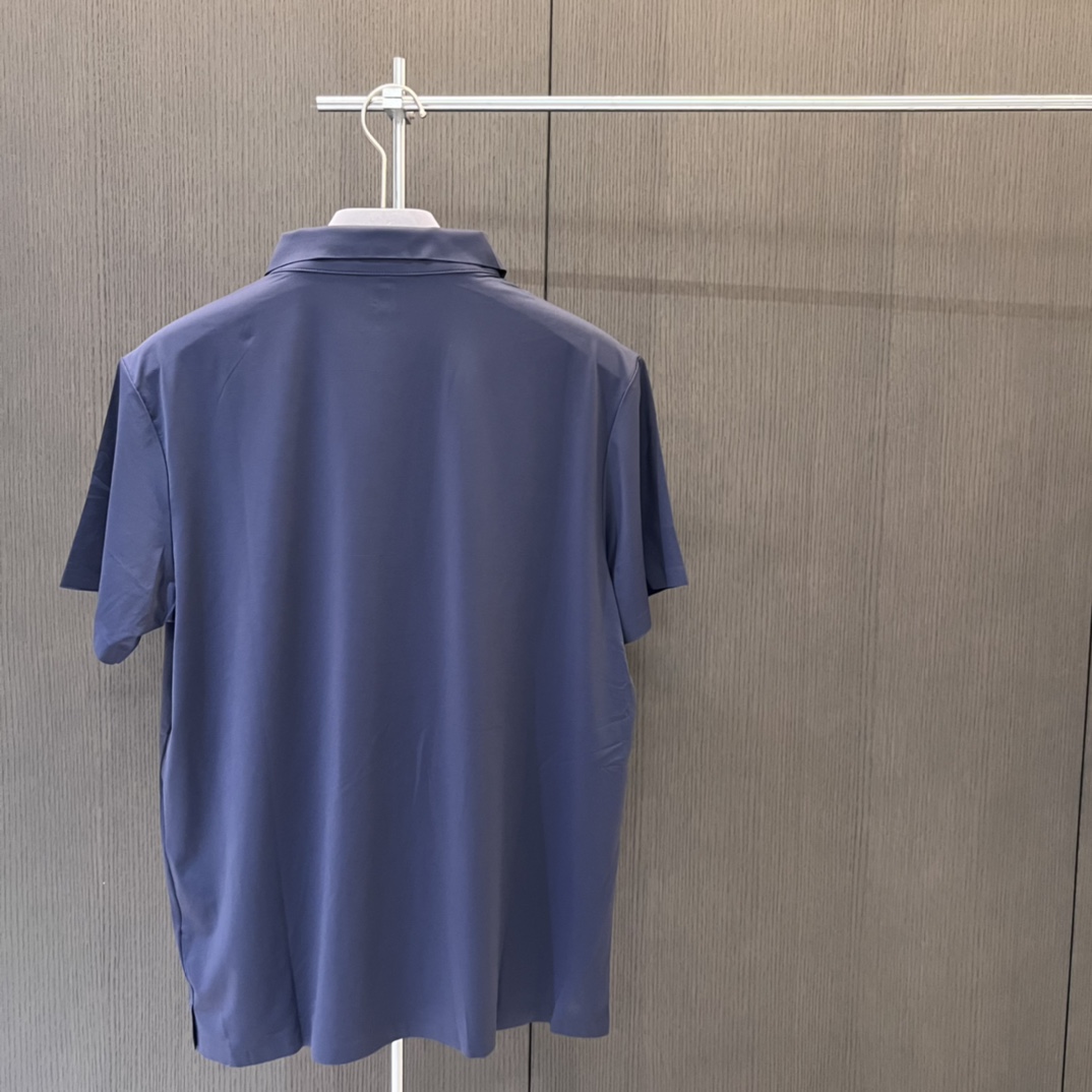 💰95(T狠冰凉🥶)
25夏·迪桑特DESCENTE 四色新款大字母logo短袖Polo衫冰丝速干专柜同款
韩国进口冰丝速干面料 超级舒适 面料采穿起来凉嗖嗖的,特别舒服。
轻柔、软弹、速干、透气、防晒、防臭 炫酷工艺,结合面料自带的网眼结构,速干轻薄材质 让衣服整体不但具有潮流元素 还具备比普通速干衣,更强大的速干功能和透气性能 对于这个面料的质感,自带的透气孔,面料垂直感非常好 面料柔韧高弹,能适应大幅度的身体活动;经过吸湿排汗处理,使面料具有优越的性能,在贴身穿着时能有效的调节皮肤表面的湿度,保持干爽。速干/透气/排汗等基础功能全部俱全,适合运动休闲、旅行、健身、跑步
三标水洗吊牌齐全没有一丝遗憾 !
颜色 :黑色/白色/藏青色/卡其
尺码:M-3XL
尺码 衣长 胸阔 肩阔 袖长 建议体重
M 67 104 43 20.5 120-135斤
L 69 108 44.5 21 135-150斤
XL 71 112 46 21.5 150-170斤
XL 73 116 47.5 22 170-190斤
3XL 74 120 49 22.5 190-210斤