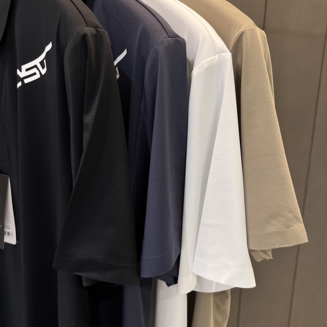💰95(T狠冰凉🥶)
25夏·迪桑特DESCENTE 四色新款大字母logo短袖Polo衫冰丝速干专柜同款
韩国进口冰丝速干面料 超级舒适 面料采穿起来凉嗖嗖的,特别舒服。
轻柔、软弹、速干、透气、防晒、防臭 炫酷工艺,结合面料自带的网眼结构,速干轻薄材质 让衣服整体不但具有潮流元素 还具备比普通速干衣,更强大的速干功能和透气性能 对于这个面料的质感,自带的透气孔,面料垂直感非常好 面料柔韧高弹,能适应大幅度的身体活动;经过吸湿排汗处理,使面料具有优越的性能,在贴身穿着时能有效的调节皮肤表面的湿度,保持干爽。速干/透气/排汗等基础功能全部俱全,适合运动休闲、旅行、健身、跑步
三标水洗吊牌齐全没有一丝遗憾 !
颜色 :黑色/白色/藏青色/卡其
尺码:M-3XL
尺码 衣长 胸阔 肩阔 袖长 建议体重
M 67 104 43 20.5 120-135斤
L 69 108 44.5 21 135-150斤
XL 71 112 46 21.5 150-170斤
XL 73 116 47.5 22 170-190斤
3XL 74 120 49 22.5 190-210斤