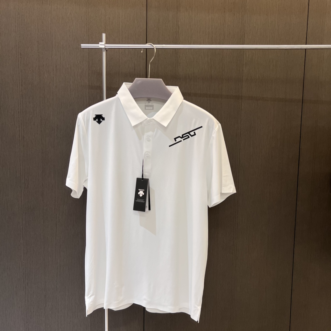 💰95(T狠冰凉🥶)
25夏·迪桑特DESCENTE 四色新款大字母logo短袖Polo衫冰丝速干专柜同款
韩国进口冰丝速干面料 超级舒适 面料采穿起来凉嗖嗖的,特别舒服。
轻柔、软弹、速干、透气、防晒、防臭 炫酷工艺,结合面料自带的网眼结构,速干轻薄材质 让衣服整体不但具有潮流元素 还具备比普通速干衣,更强大的速干功能和透气性能 对于这个面料的质感,自带的透气孔,面料垂直感非常好 面料柔韧高弹,能适应大幅度的身体活动;经过吸湿排汗处理,使面料具有优越的性能,在贴身穿着时能有效的调节皮肤表面的湿度,保持干爽。速干/透气/排汗等基础功能全部俱全,适合运动休闲、旅行、健身、跑步
三标水洗吊牌齐全没有一丝遗憾 !
颜色 :黑色/白色/藏青色/卡其
尺码:M-3XL
尺码 衣长 胸阔 肩阔 袖长 建议体重
M 67 104 43 20.5 120-135斤
L 69 108 44.5 21 135-150斤
XL 71 112 46 21.5 150-170斤
XL 73 116 47.5 22 170-190斤
3XL 74 120 49 22.5 190-210斤