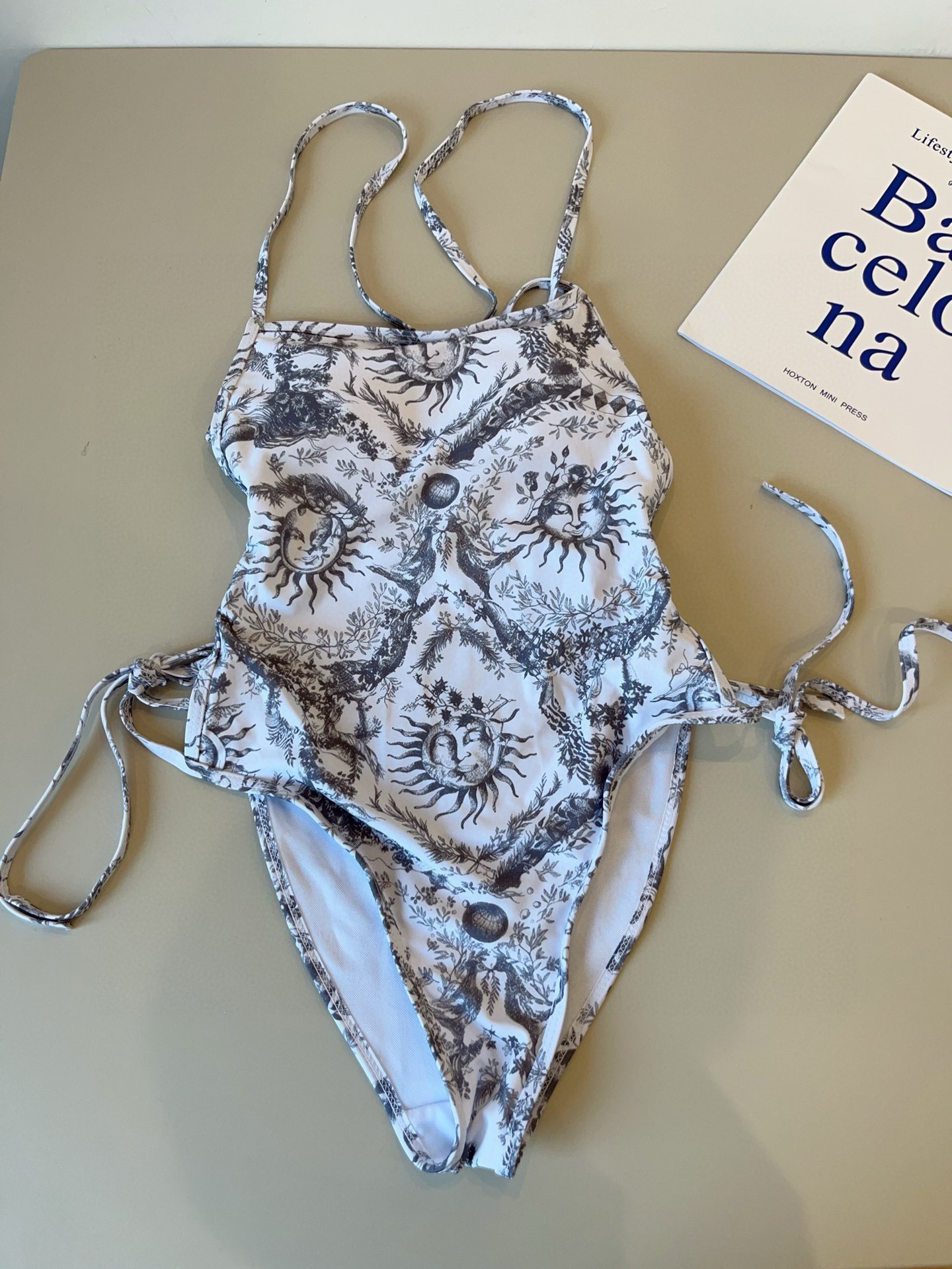 NO:304253,Dior One-piece Swimsuit Highly Recommended!  Super temperament pattern is selected from super hot animal prints, which brings the finishing touch to the overall shape. Swimming suits suitable for a variety of scenes. ♀ Beach, swimming pool, hot spring, water park. Rafting can be worn inside. The one-piece design covers the flesh and looks tall. The abdomen is a bit fleshy and does not affect our beauty. The back design reveals the beautiful back. The fabric is breathable and comfortable. The quick-drying elastic swimsuit is more easy to clean. S M L xl swimsuits, swimsuits, bikinis19860909Dior 迪奥连体泳衣 强烈推荐！超显气质 图案选自超火的动物印花 给整体造型带来点睛之笔适合多种场景的游泳衣♀海边 游泳池 温泉 水上乐园 漂流都可以内搭也完全可以 连体设计遮肉显高挑 腹部有点肉肉也不影响咱美美的 背面设计大露美背 面料透气舒适.速干弹性的游泳衣更加帖肤易清洗 码数S M L xl泳衣泳裤比基尼,泳衣，泳裤，比基尼,dior,dior,swimsuits,bikinis,accessory