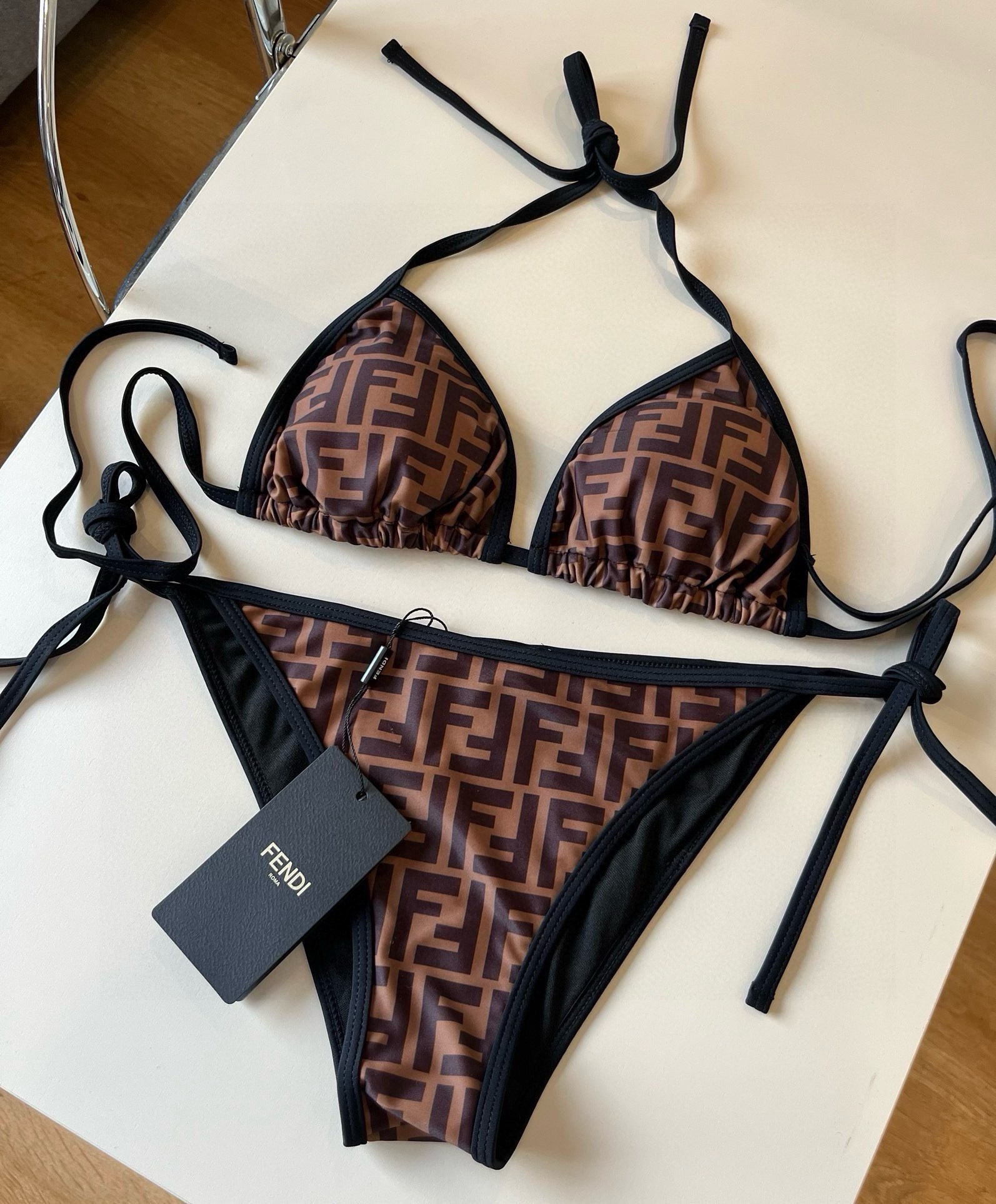 NO:304246,FD Fendi's new printed bikini is suitable for swimsuits in various scenarios♀Seaside, swimming pool, hot spring, water park, rafting can be worn inside and outside, and it is completely possible to wear. The fabric is breathable and comfortable. Quick-drying elastic swimsuits are easier to clean. S M L XL swimsuits, swimsuits, swimsuits, bikinis19860909FD芬迪新款印花比基尼适合多种场景的游泳衣♀海边 游泳池 温泉 水上乐园 漂流都可以内搭外穿也完全可以 面料透气舒适.速干弹性的游泳衣更加帖肤易清洗 S M L XL泳衣泳裤比基尼,泳衣，泳裤，比基尼,fendi,swimsuits,bikinis,accessory