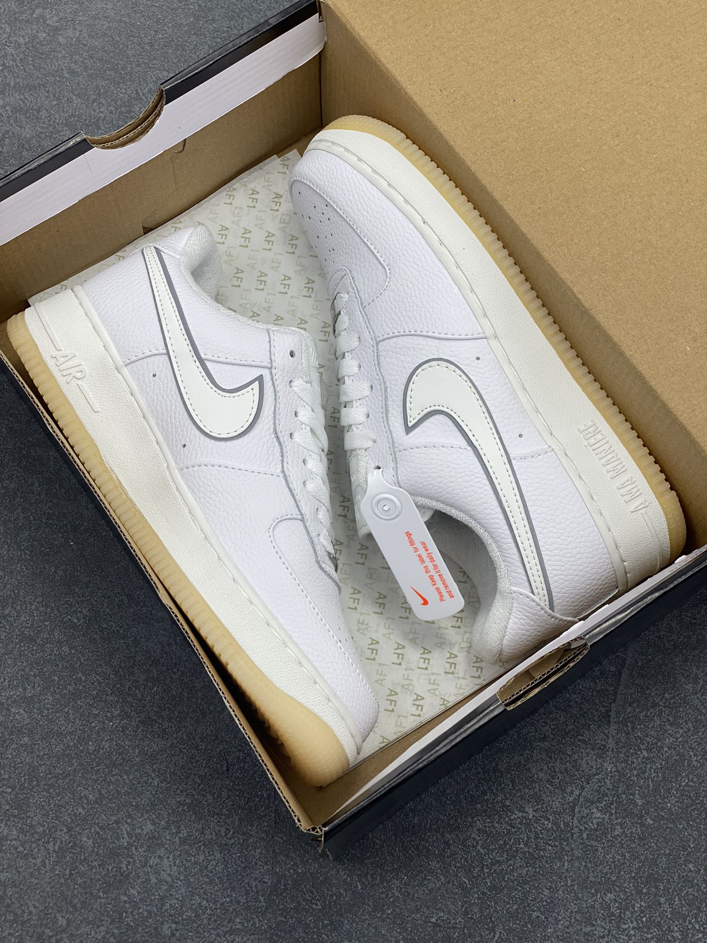 图片[9]-Nike Air Force 1 Low 空军一号低帮百搭休闲运动板鞋。柔软、弹性十足的缓震性能和出色的中底设计，横跨复古与现代的外型结合，造就出风靡全球三十多年的Force 1，直到今天还深受青睐。 货号：HQ3618-116 尺码：36 37.5 38 39 40 41 42 43 44 45-选品中心