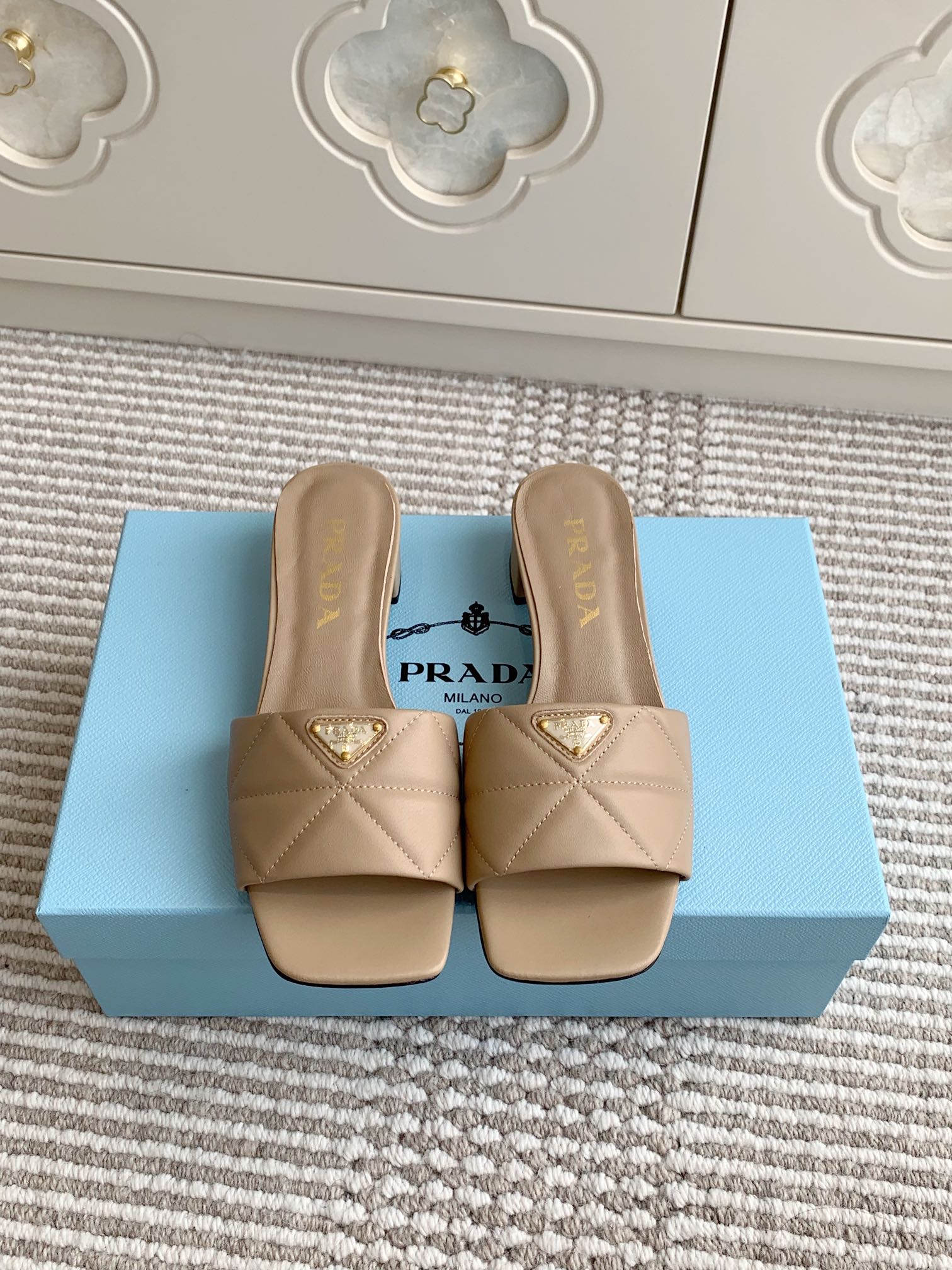 Prada Prada普拉达〰 新款 三角跟方头粗跟拖鞋
