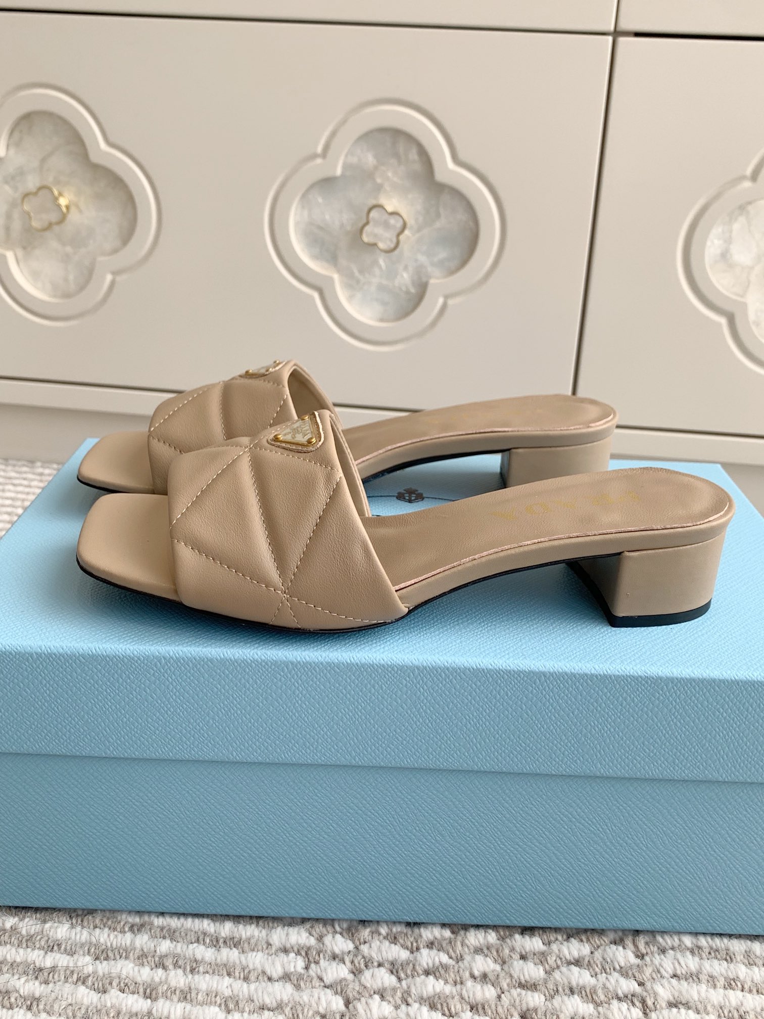 Prada Prada普拉达〰 新款 三角跟方头粗跟拖鞋