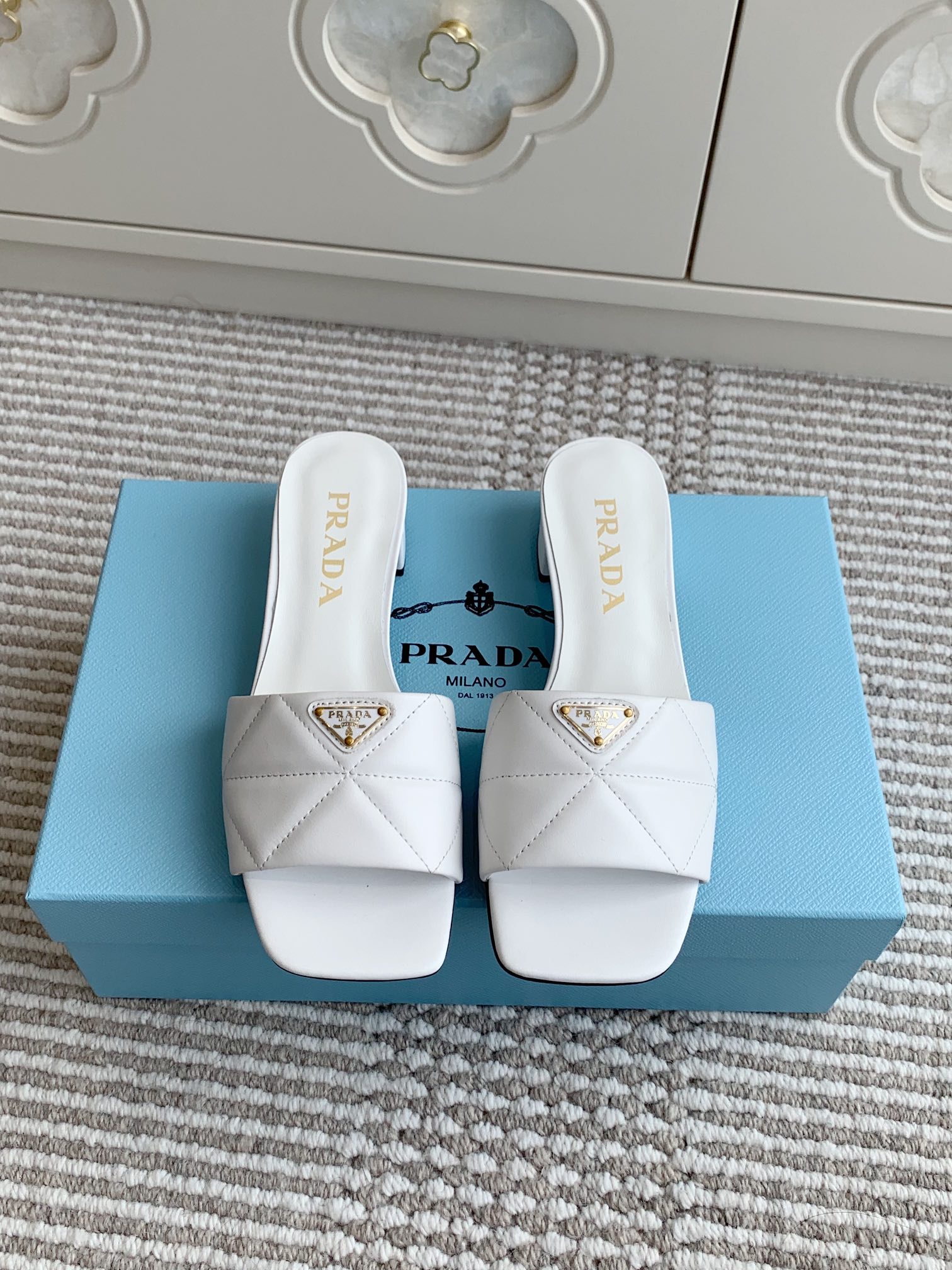 Prada Prada普拉达〰 新款 三角跟方头粗跟拖鞋