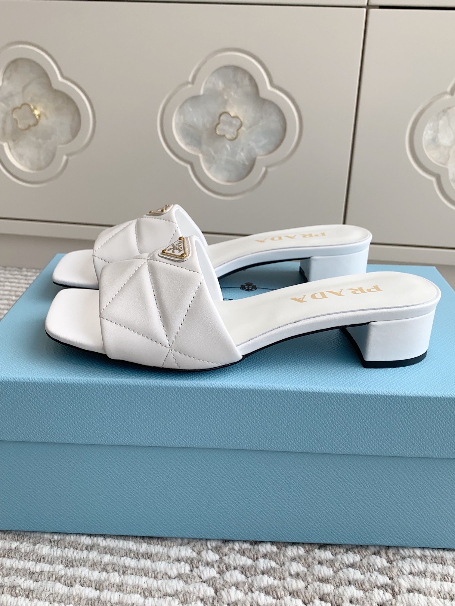 Prada Prada普拉达〰 新款 三角跟方头粗跟拖鞋