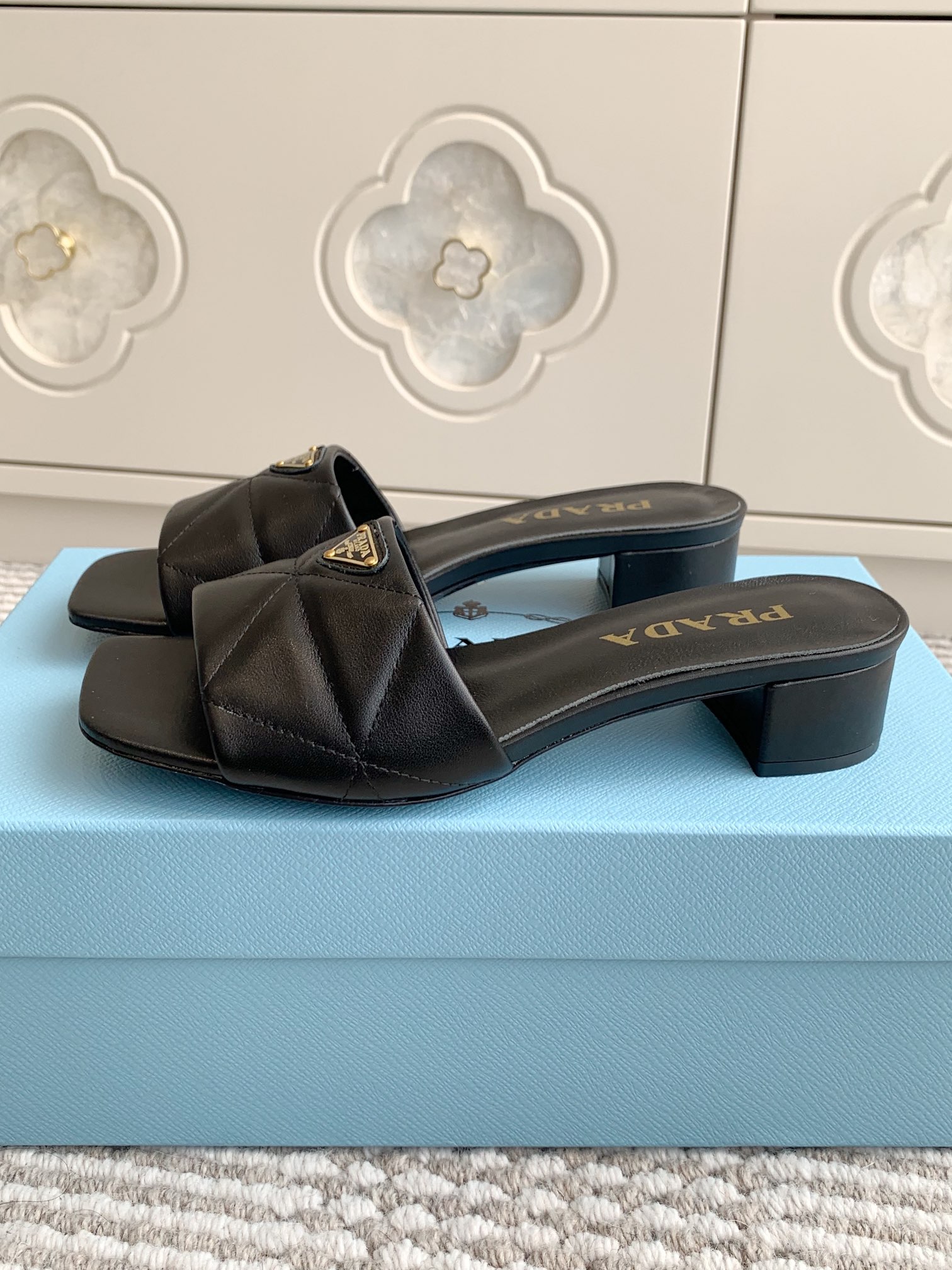 Prada Prada普拉达〰 新款 三角跟方头粗跟拖鞋