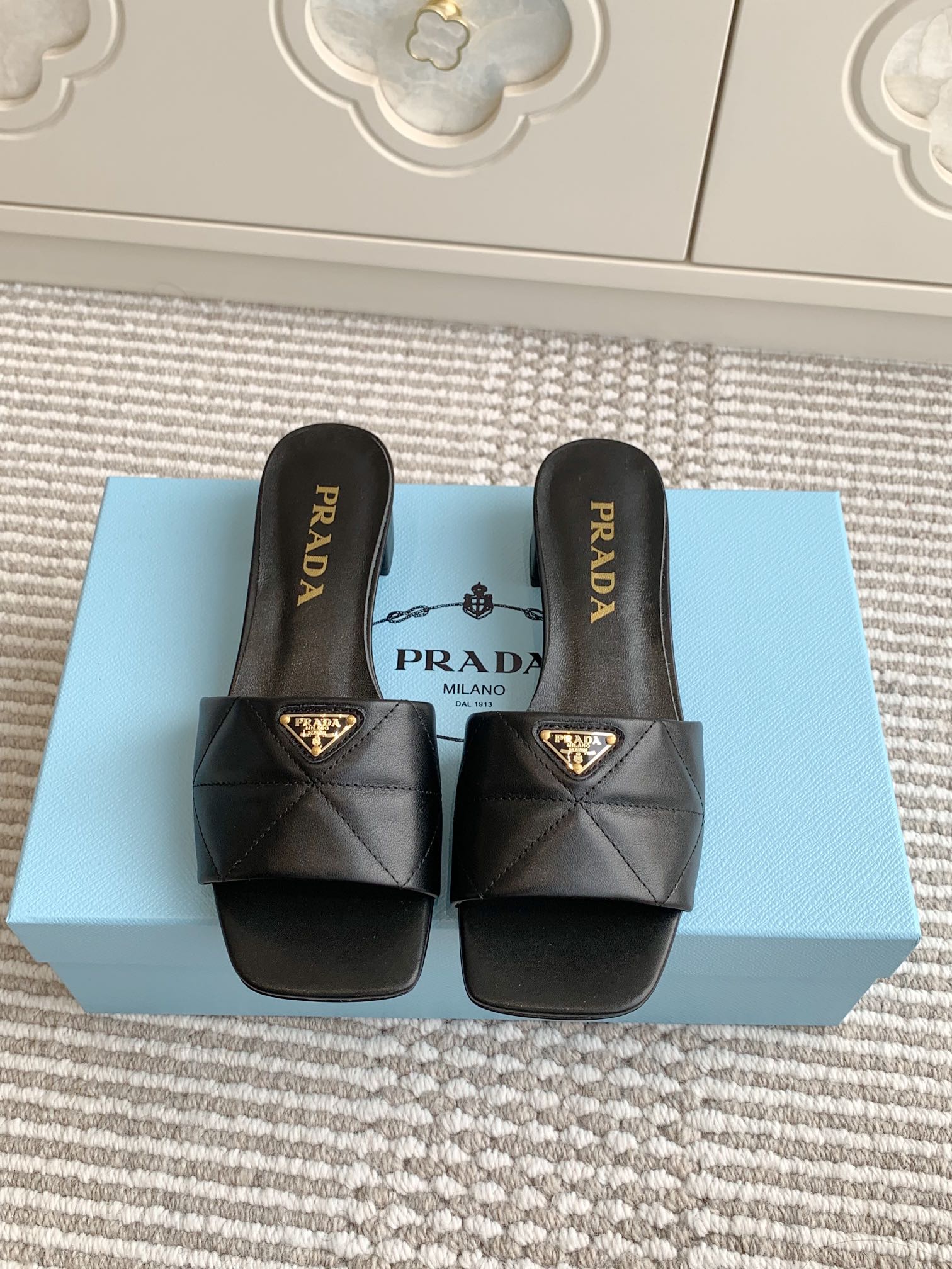 NO:259503,Prada 25ss thick-heeled sandals The popular square-toe line-shaped series this year, the must-have slippers for lazy people are so beautiful on the feet. Make the whole pair of shoes light, comfortable, bright colors satisfy the variety of choices of fashionable people in different styles! ———————————————————————————————————————————————————————————————————————————————————————————————————————————————————————————————————————————————————————————————————————————————————————————————————————————————————————————————————————————————————————————————————————————————————————————————————————————————————————————————————————————————————————————————————————————————————————————————————————————————————————————————————————————————————————19860909Prada 普拉达 25ss 粗跟凉拖鞋  今年流行的方头一字系列,懒人必备拖鞋上脚是如此的好看 让整双鞋轻便舒适鲜艳色彩满足不同风格时髦人士的多种选择! ———————————— 面料进口羊皮 内里羊皮内里 大底真皮大底 码数35-39（40.41定做不退换）,拖鞋,prada,prada,slippers,sheepskin,Leather soles,Women's Shoes