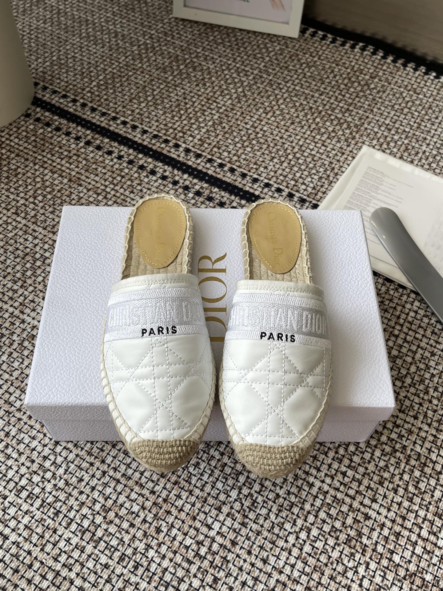 NO:232066,Purchase grade 25ss early spring new Dior Fisherman's shoes Classic L design can be said to be the main series in the past two years. Both bags, shoes and clothes are very popular. Counter synchronization, shipping packaging, original customization. All details are extremely accurate and strive for zero error. Size34-42 (34.41.42 custom-made, no return or exchange), semi-torque, dior, dior, espadrilles19860909代购级 25ss早春新款 Dior 迪奥 渔夫鞋 经典l设计可谓是这两年主打系列 无论包包鞋子还是是衣服都非常的热门 专柜同步 发货包装 原版定制 各方面细节非常极致到位力求零误差 Size34-42（34.41.42订做不退不换）,半拖,dior,dior,espadrilles,Women's Shoes