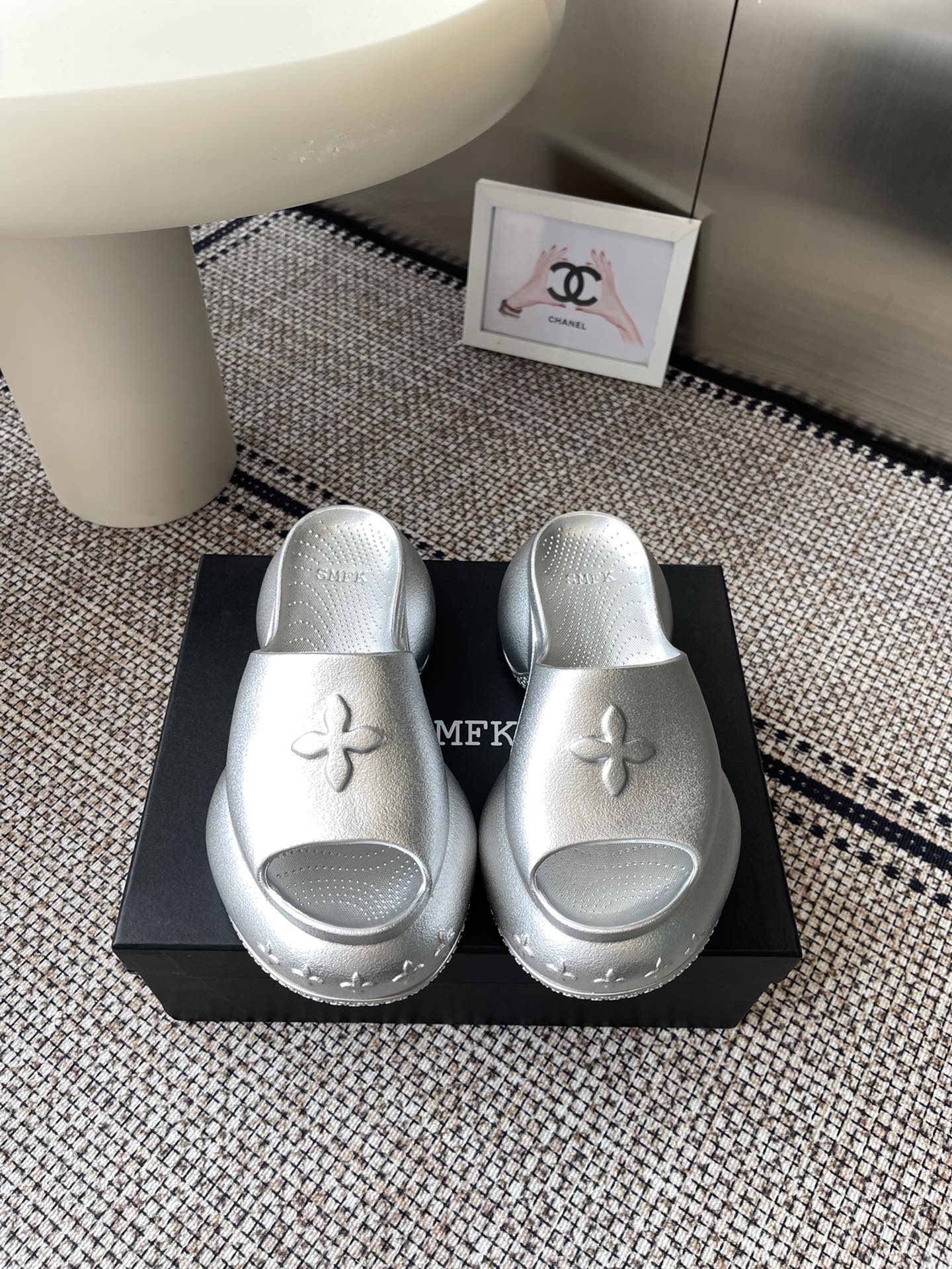 NO:232064,Smfk's new color scheme 25ss niche fashion brand hits with no sense of relief and thick-soled slippers. It's really hard to see and like it the more you look at it!  The gospel of short babies directly extends the body proportions!  !  The shoe body is soft and comfortable, the sole is wear-resistant and non-slip - and every color is very versatile. It is really suitable for this spring and summer. The upper is original EVA integrated molding. Original rubber outsole. Heel height is 9.5cm. Size 35-39. Slippers. Slippers.19860909Smfk 新配色 25ss 小众潮牌爆款没计感浮雕一字厚底拖鞋 爆真的是很耐看越看越喜欢！矮个子宝宝的福音直接拉长身材比例！！鞋身柔软舒适,鞋底耐磨防滑-而且每个颜色都非常百搭.真的太适合这个春夏  鞋面原版EVA一体成型 原版橡胶大底 跟高9.5cm 码数35-39,拖鞋,slippers,Women's Shoes