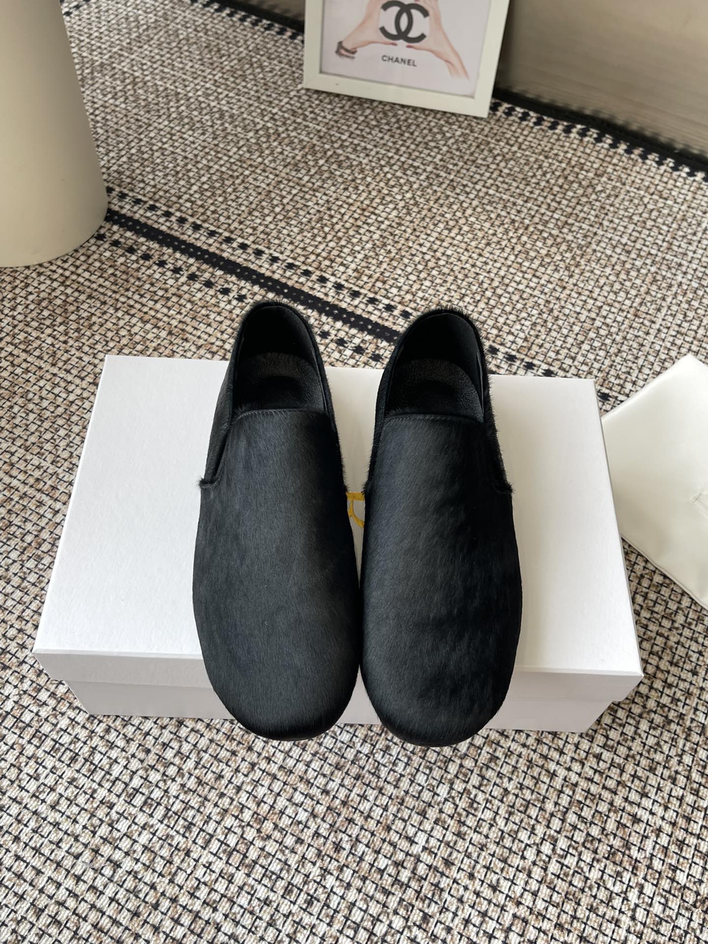 NO:232058,The Row Loafers are simple and comfortable in solid color. The whole pair of shoes is purchased and developed and created by Zp, all customized materials, exclusive mold opening sole, all details are shipped together, and even the packaging is the same as the genuine one. Number of sizes: 35-40 (40 custom made without return or exchange), Loafers, loafers19860909The Row 乐福鞋纯色简约的舒适 整双鞋子采购Zp开发打造,全部定制材料,独家开模大底,细节全部对版出货,连包装也做到跟正品一样.码数:35-40（40订做不退不换）,乐福鞋,loafers,Women's Shoes