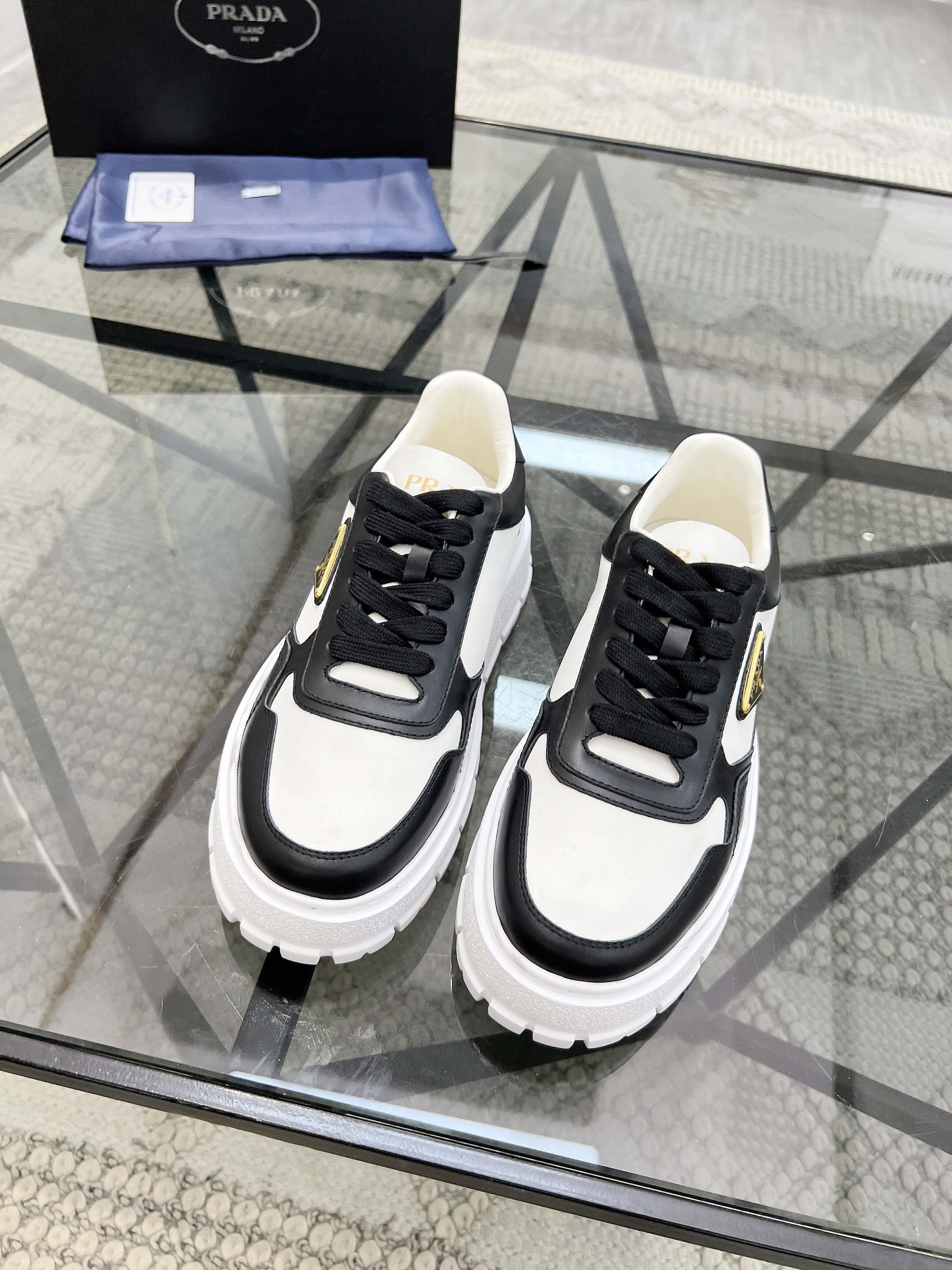 NO:222335,Brand P R A D A Color Original Color Pair Number 38-44 Customized 45.46 Price Material Prada New Product Original Single-Custom Low-top Casual Sports Shoes!  The upper is made of original soft cowhide with Prada logo cowhide inner lining. The original molded outsole of cowhide is made of high quality, worth owning. Prada, prada, sneakers, cowhide19860909品牌P R A D A 颜色原版配色 码数38-44定做45.46 价格 材质普拉达新品原单货低帮休闲运动鞋！鞋面采用原版柔软牛皮搭配普拉达标识牛皮内里 牛皮垫脚原版开模大底、高品质值得拥有,普拉达,prada,sneakers,cowhide,Men's shoes