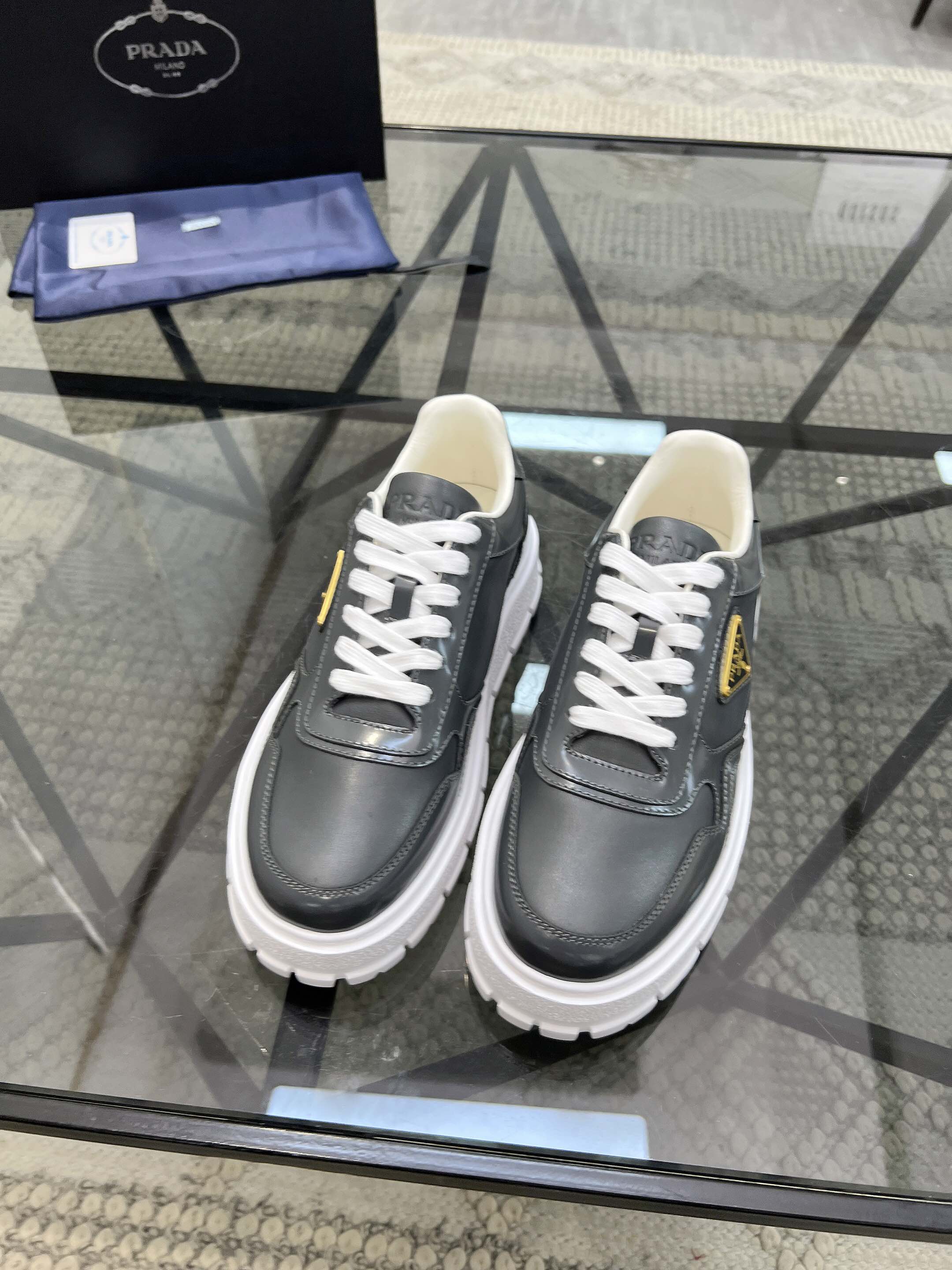 NO:222368,Brand P R A D A Color Original Color Pair Number 38-44 Customized 45.46 Price Material Prada New Product Original Single-Custom Low-top Casual Sports Shoes!  The upper is made of original soft cowhide with Prada logo cowhide inner lining. The original molded outsole of cowhide is made of high quality, worth owning. Prada, prada, sneakers, cowhide19860909品牌P R A D A 颜色原版配色 码数38-44定做45.46 价格 材质普拉达新品原单货低帮休闲运动鞋！鞋面采用原版柔软牛皮搭配普拉达标识牛皮内里 牛皮垫脚原版开模大底、高品质值得拥有,普拉达,prada,sneakers,cowhide,Men's shoes