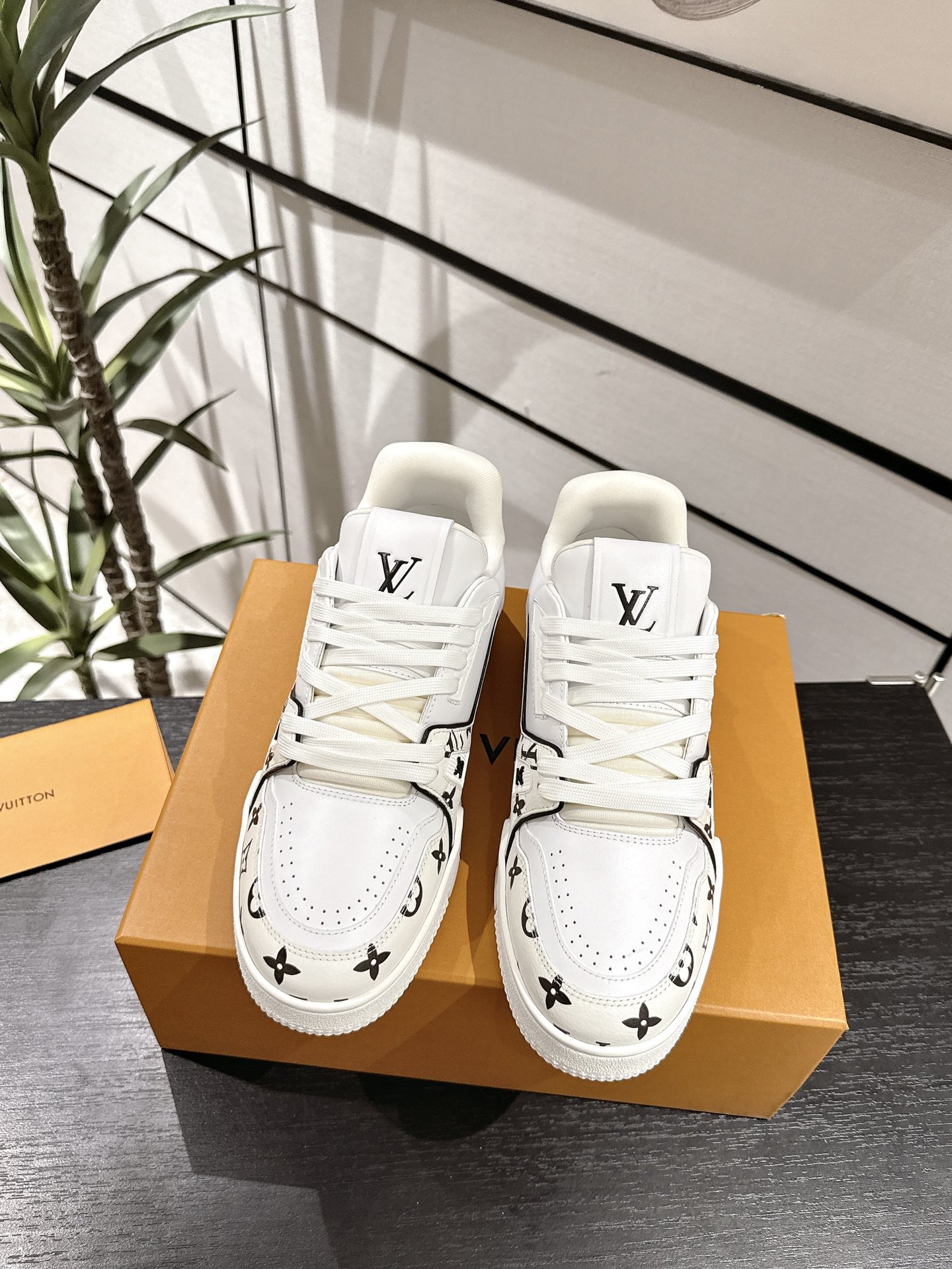 NO:402266,The latest LV Trainer series of 2025 is highly recommended. It is simply too good to look!  The counter is sold out immediately after ten minutes. ｜Original development｜Quality is as always The upper top-level calfskin on the market The original mold-opening TPU outsole, the texture is the same as the original, comfortable and easy to wear on the feet. Please pay attention to distinguish the cheap goods on the market. Number of sizes: 38-45, casual shoes/sports shoes, louis vuitton, sneakers, cowhide198609092025最新款LV Trainer 系列最新运动鞋强烈推荐 简直不要太好看！专柜开售十分钟立刻抢光光的款. ｜原版开发｜品质一如既往 鞋面市面顶级头层小牛皮 原版开模TPU大底、质感原版一致 上脚舒适好穿 请注意区分市面廉价货 码数:38-45,休闲鞋/运动鞋,louis vuitton,sneakers,cowhide,Women's Shoes