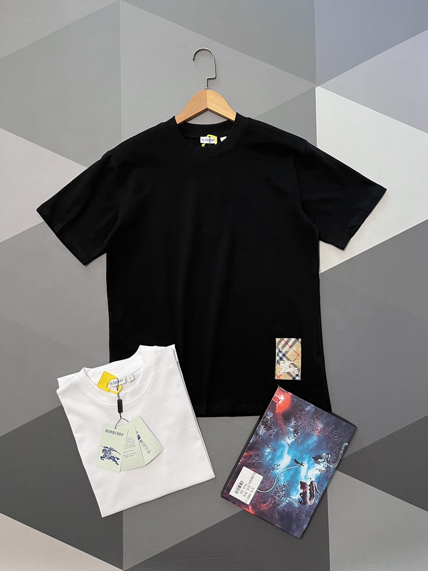Burberry 2024 FW Applique Short Sleeve T-Shirt Classic Design Unisex 3 i1742429276 3094 1