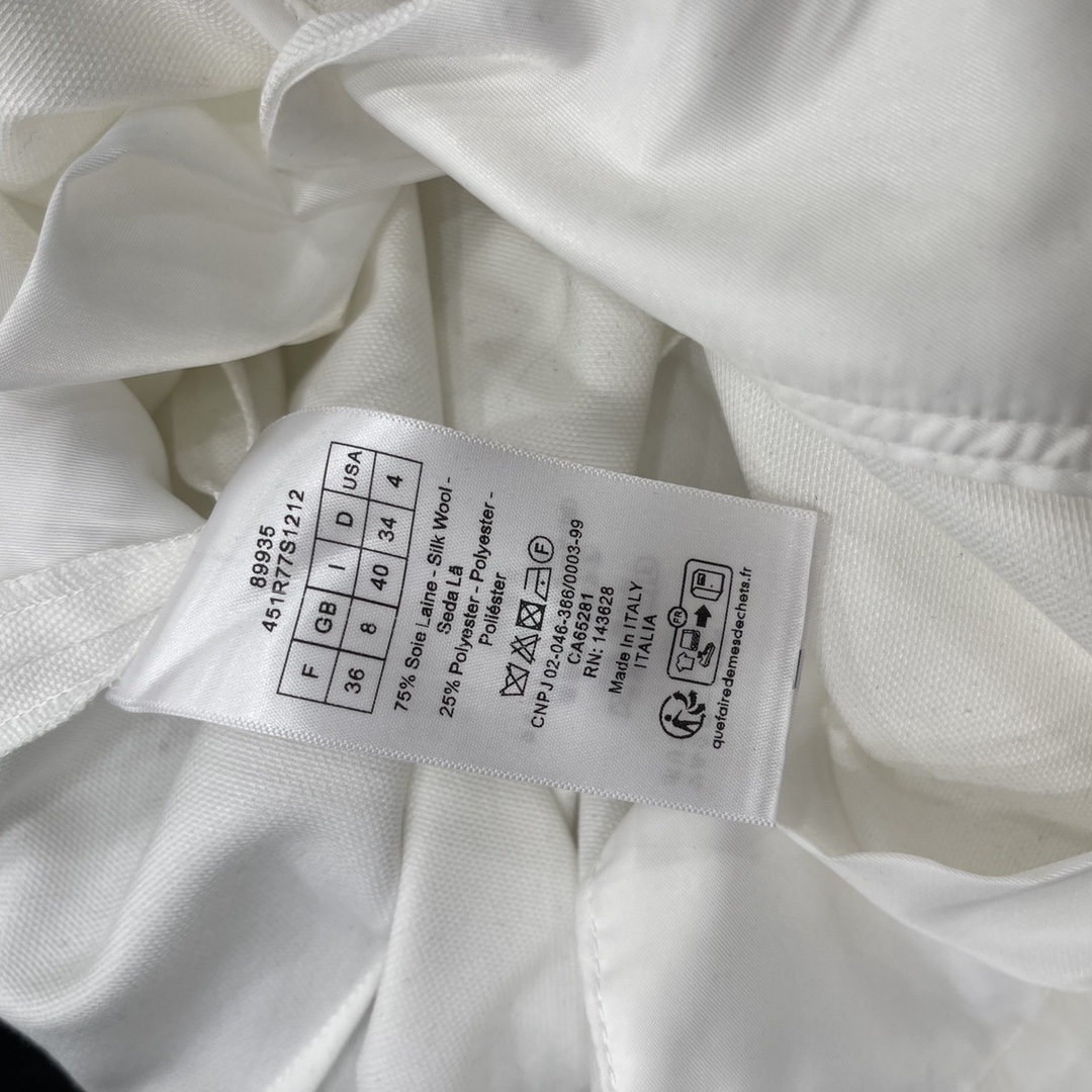 
Ｄ家 2025夏季新款 直筒长裤 前面做了压褶设计 更显瘦遮肉 布料超级柔软舒服 直筒版型包容性更强 