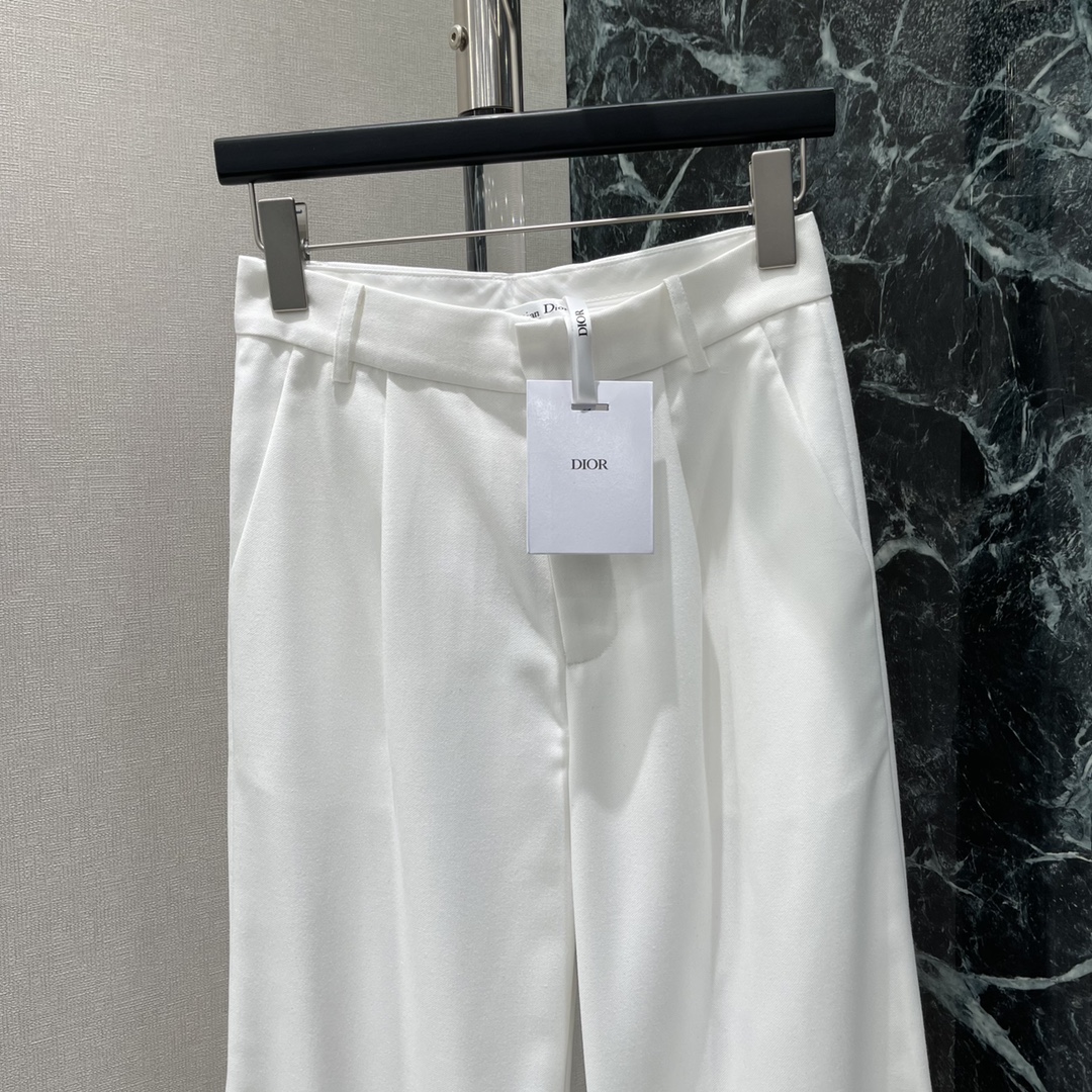 
Ｄ家 2025夏季新款 直筒长裤 前面做了压褶设计 更显瘦遮肉 布料超级柔软舒服 直筒版型包容性更强 