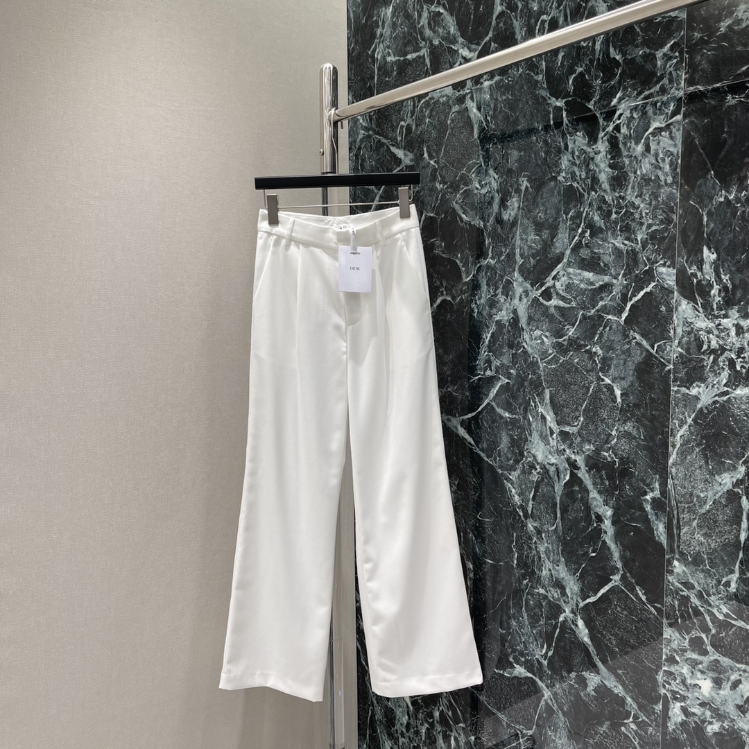 
Ｄ家 2025夏季新款 直筒长裤 前面做了压褶设计 更显瘦遮肉 布料超级柔软舒服 直筒版型包容性更强 