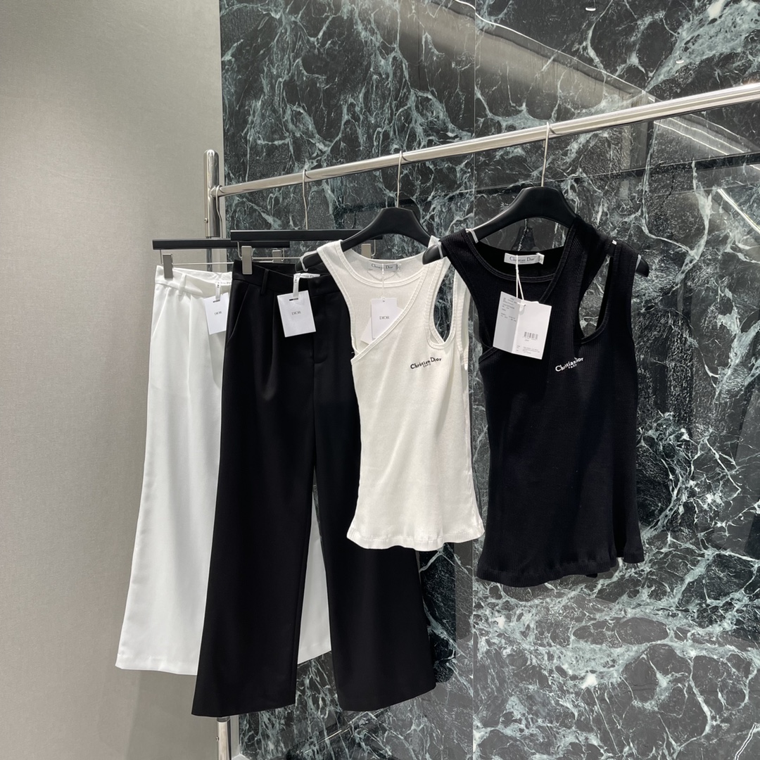 
Ｄ家 2025夏季新款 直筒长裤 前面做了压褶设计 更显瘦遮肉 布料超级柔软舒服 直筒版型包容性更强 