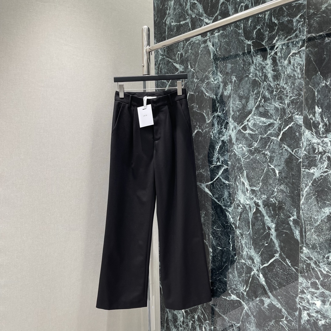 
Ｄ家 2025夏季新款 直筒长裤 前面做了压褶设计 更显瘦遮肉 布料超级柔软舒服 直筒版型包容性更强 