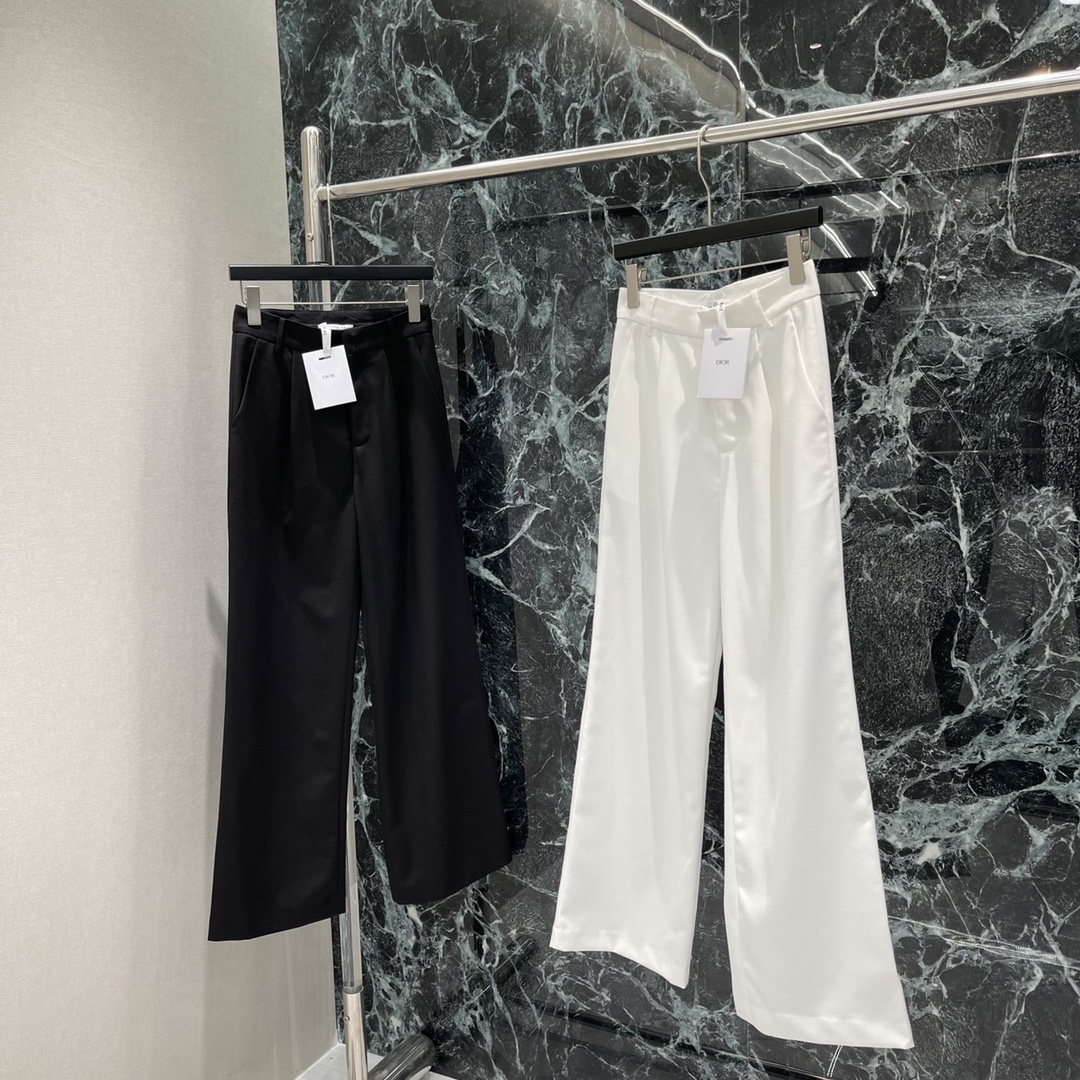 
Ｄ家 2025夏季新款 直筒长裤 前面做了压褶设计 更显瘦遮肉 布料超级柔软舒服 直筒版型包容性更强 