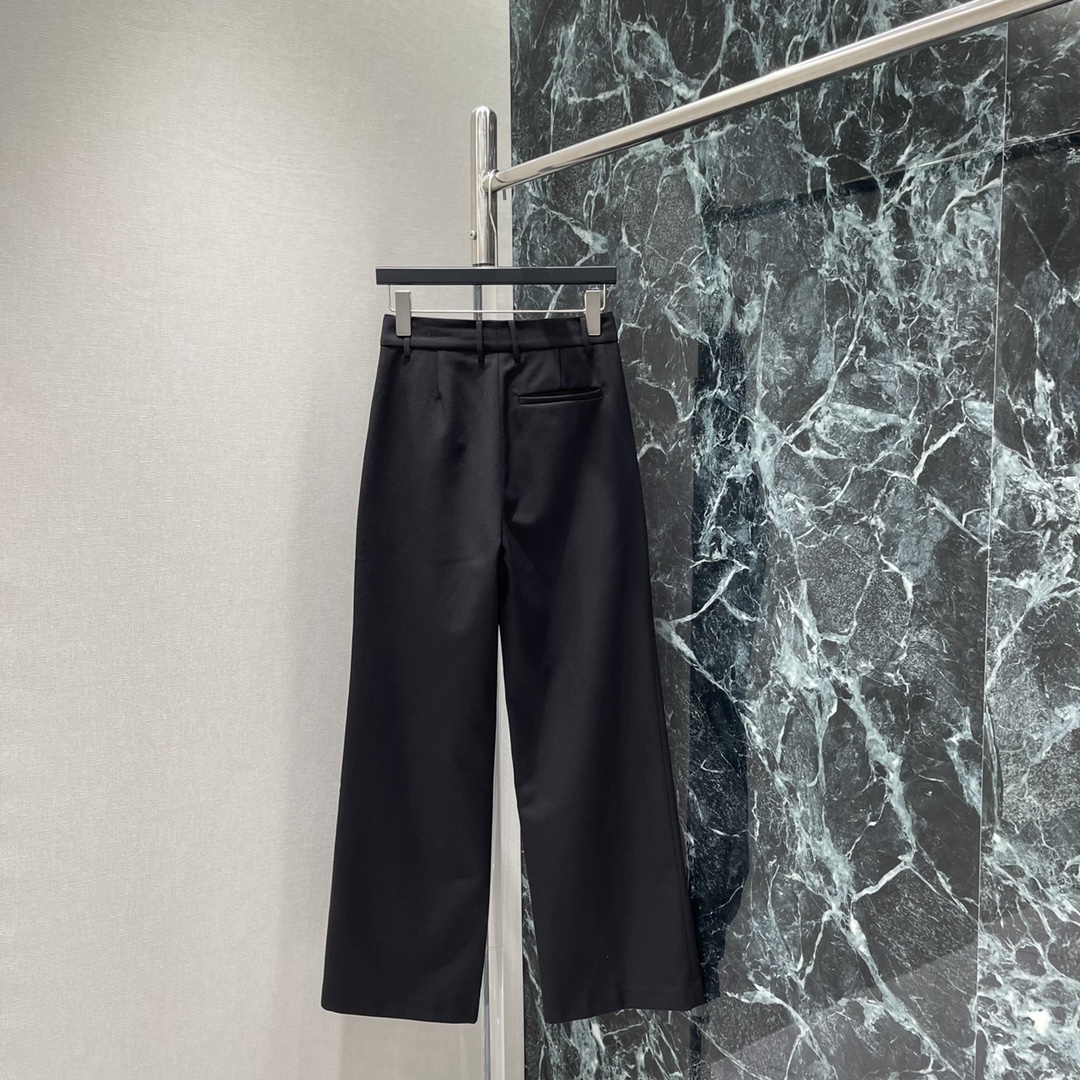 
Ｄ家 2025夏季新款 直筒长裤 前面做了压褶设计 更显瘦遮肉 布料超级柔软舒服 直筒版型包容性更强 