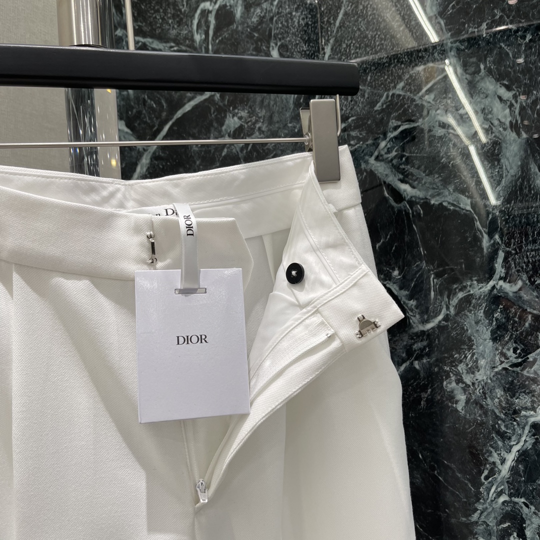 
Ｄ家 2025夏季新款 直筒长裤 前面做了压褶设计 更显瘦遮肉 布料超级柔软舒服 直筒版型包容性更强 