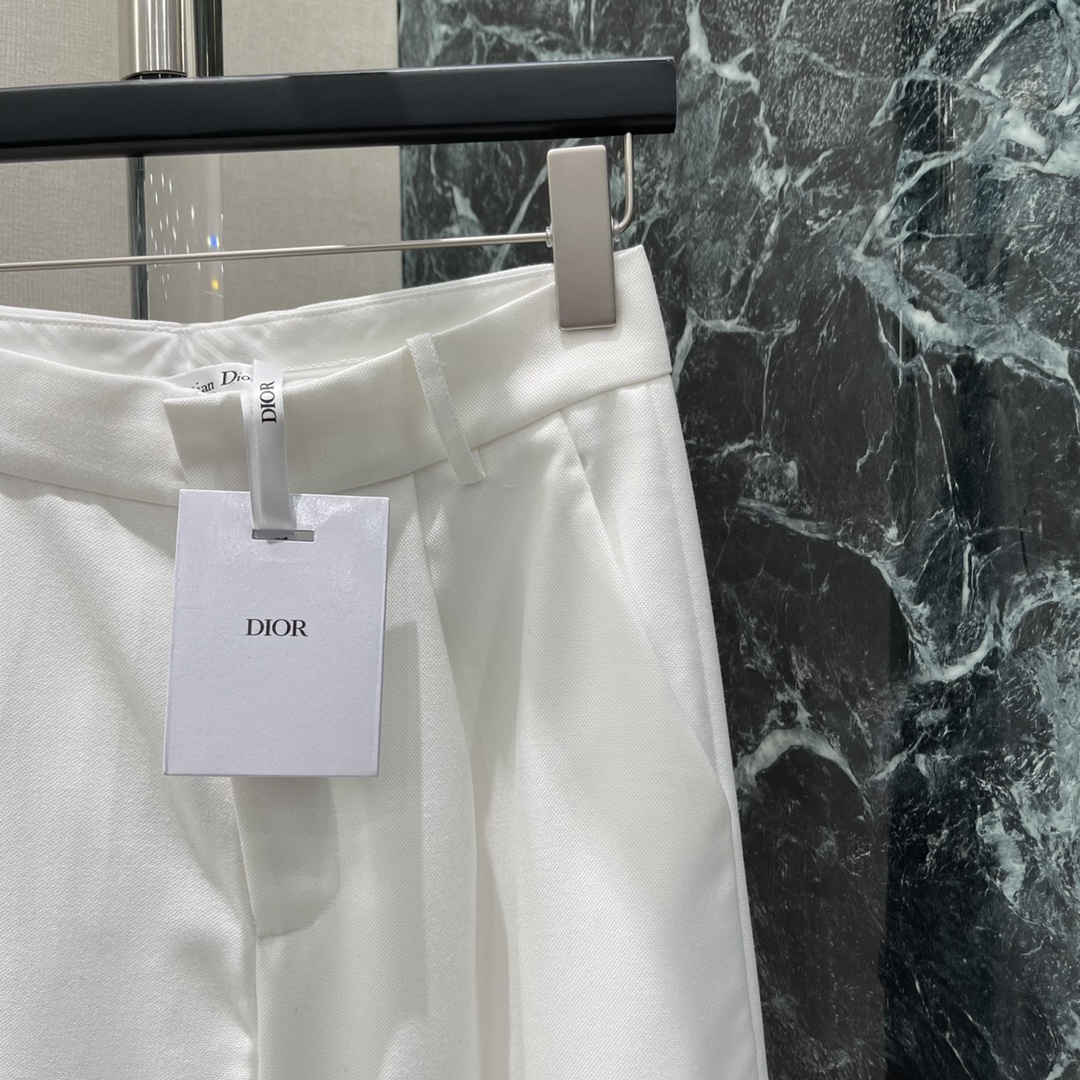 
Ｄ家 2025夏季新款 直筒长裤 前面做了压褶设计 更显瘦遮肉 布料超级柔软舒服 直筒版型包容性更强 