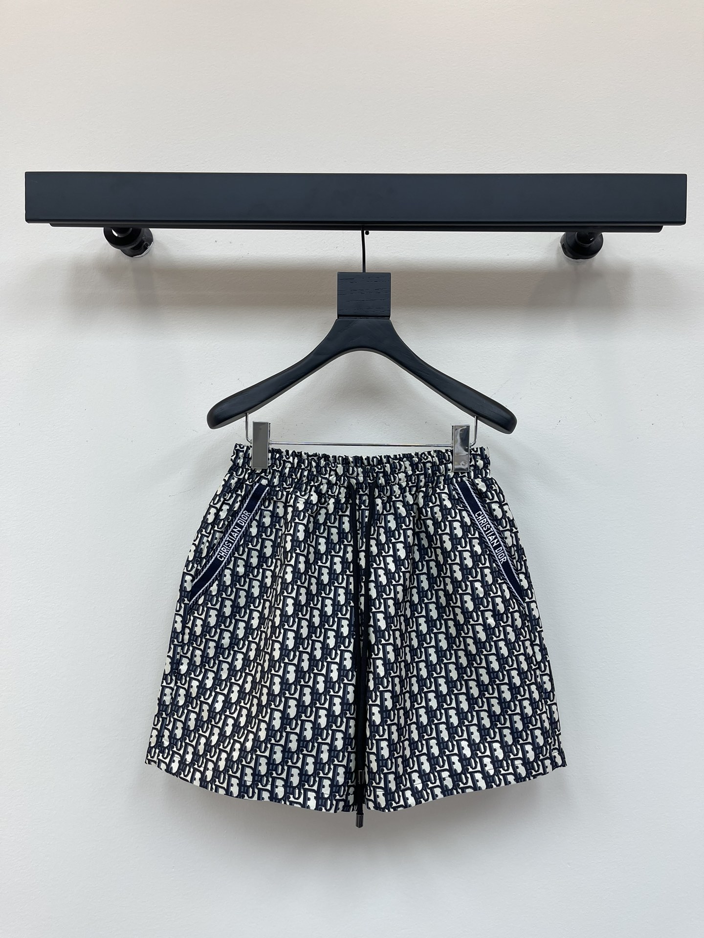 NO:846187,The must-have classic presbyopic shorts from Dio*'s presbyopic collection. These shorts are decorated with a blue Oblique print, referencing the brand's classic pattern launched in 1967. Carefully crafted from blue taffeta technical jacquard fabric, it features a waist drawstring and side pockets, making it unique!  SML,,dior,shorts,19860909Dio*老花系列必备的经典老花短裤.这款短裤饰以蓝色 Oblique 印花,回溯 品牌于 1967 年推出的经典图案.采用蓝色塔夫绸科技提花面料精心制作,搭配腰部抽绳和侧面口袋,别具一格！SML,,dior,shorts,,Women's clothing